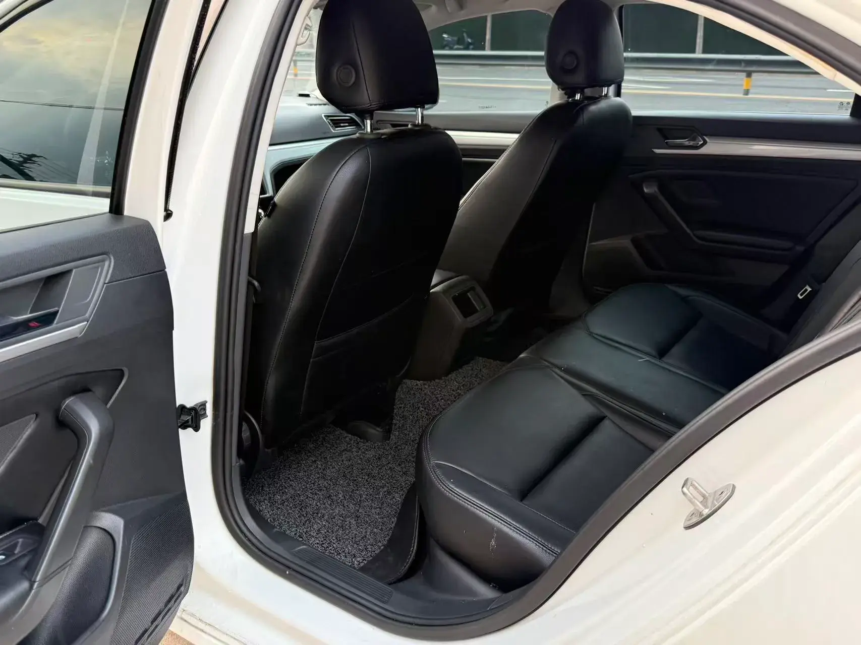 2019 VOLKSWAGEN LAMANDO thumbnail 3