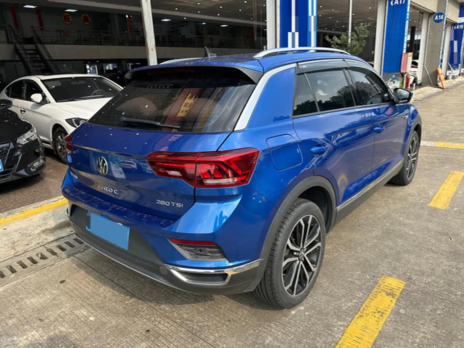 2021 VOLKSWAGEN T-ROC thumbnail 4