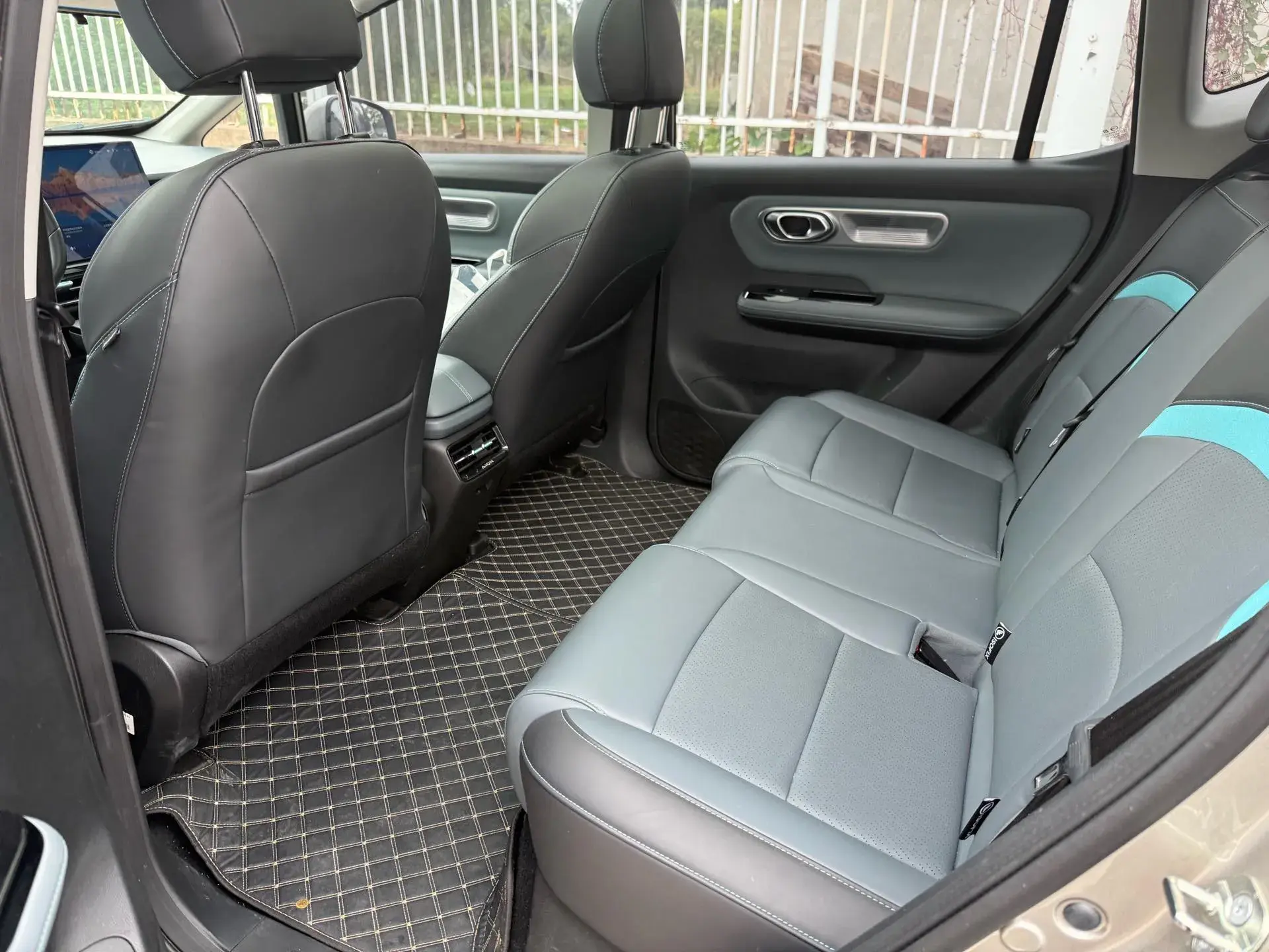 2023 AION Y thumbnail 4