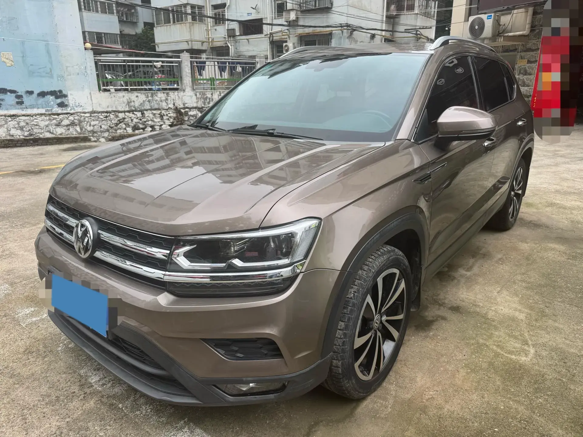 2019 VOLKSWAGEN THARU view 1