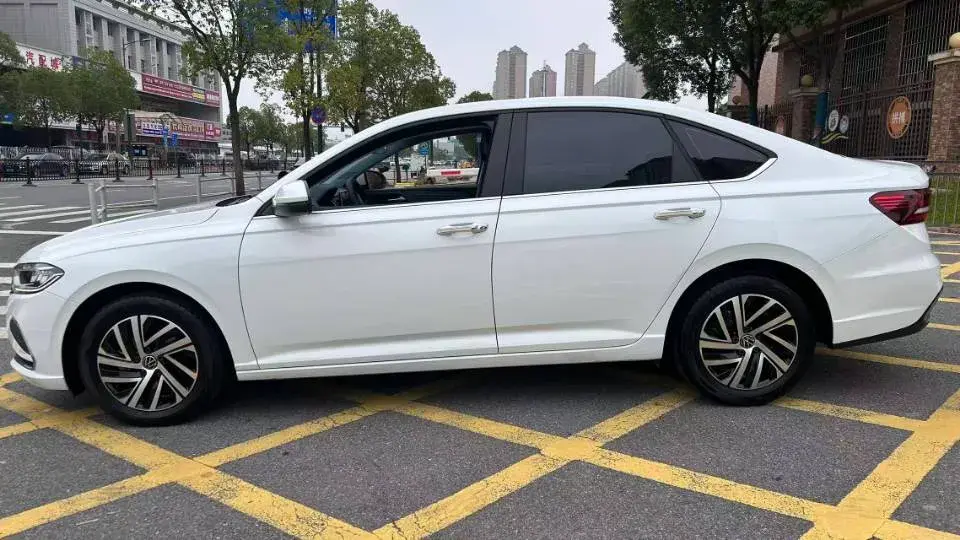 2023 VOLKSWAGEN LAVIDA thumbnail 2