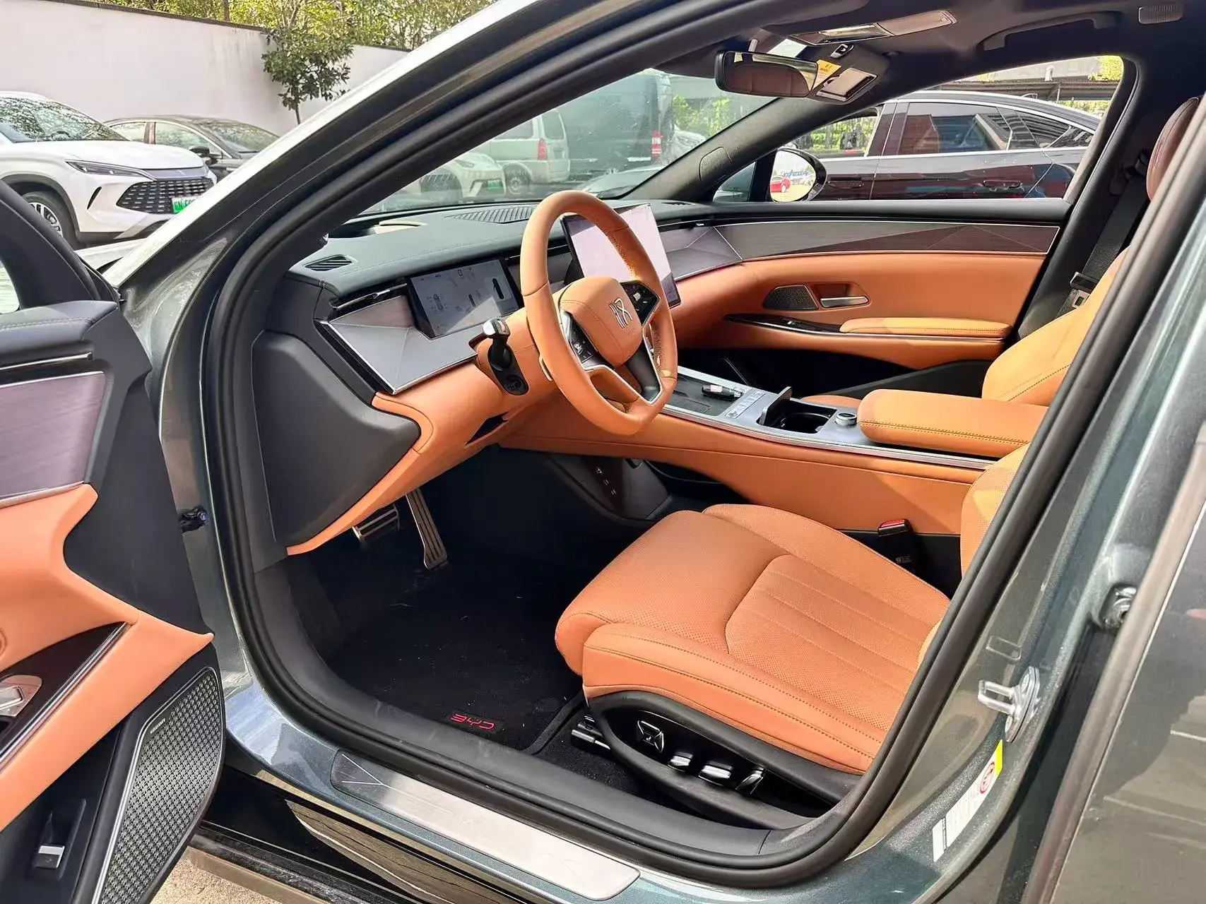 2025 BYD HANL thumbnail 4