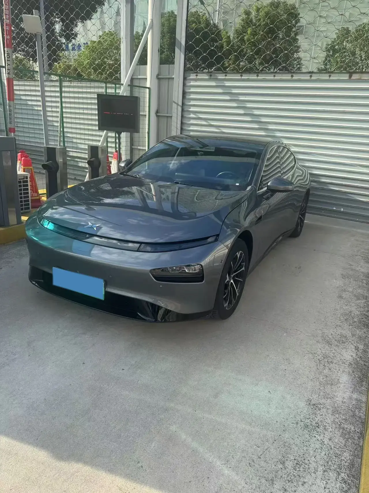 2022 XPENG P7 view 1