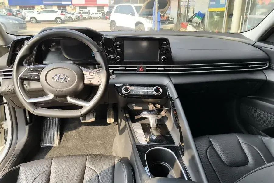 2022 HYUNDAI ELANTRA thumbnail 3