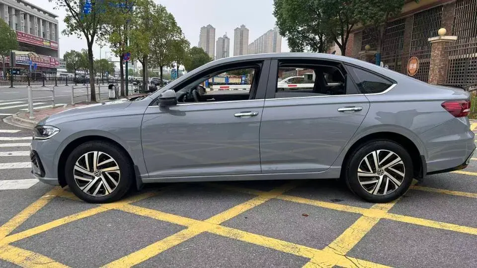 2023 VOLKSWAGEN LAVIDA thumbnail 2