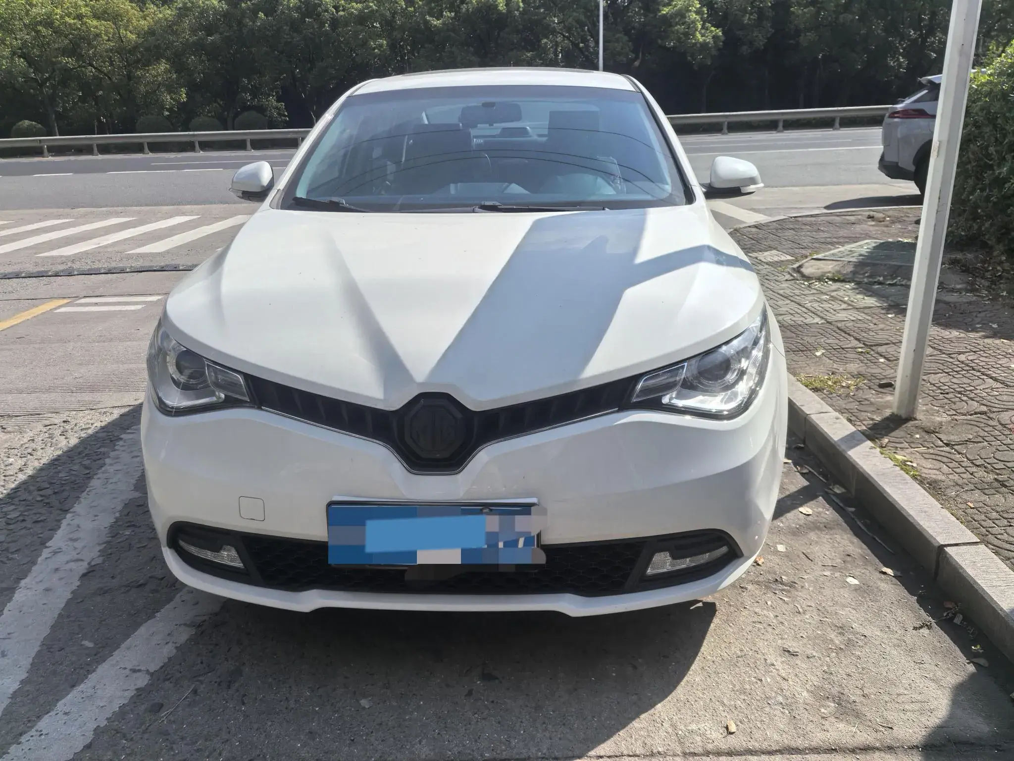 2016 MG GT thumbnail 2