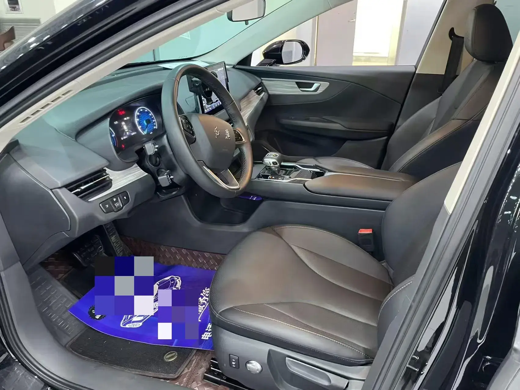 2023 HONGQI E-QM5 thumbnail 3