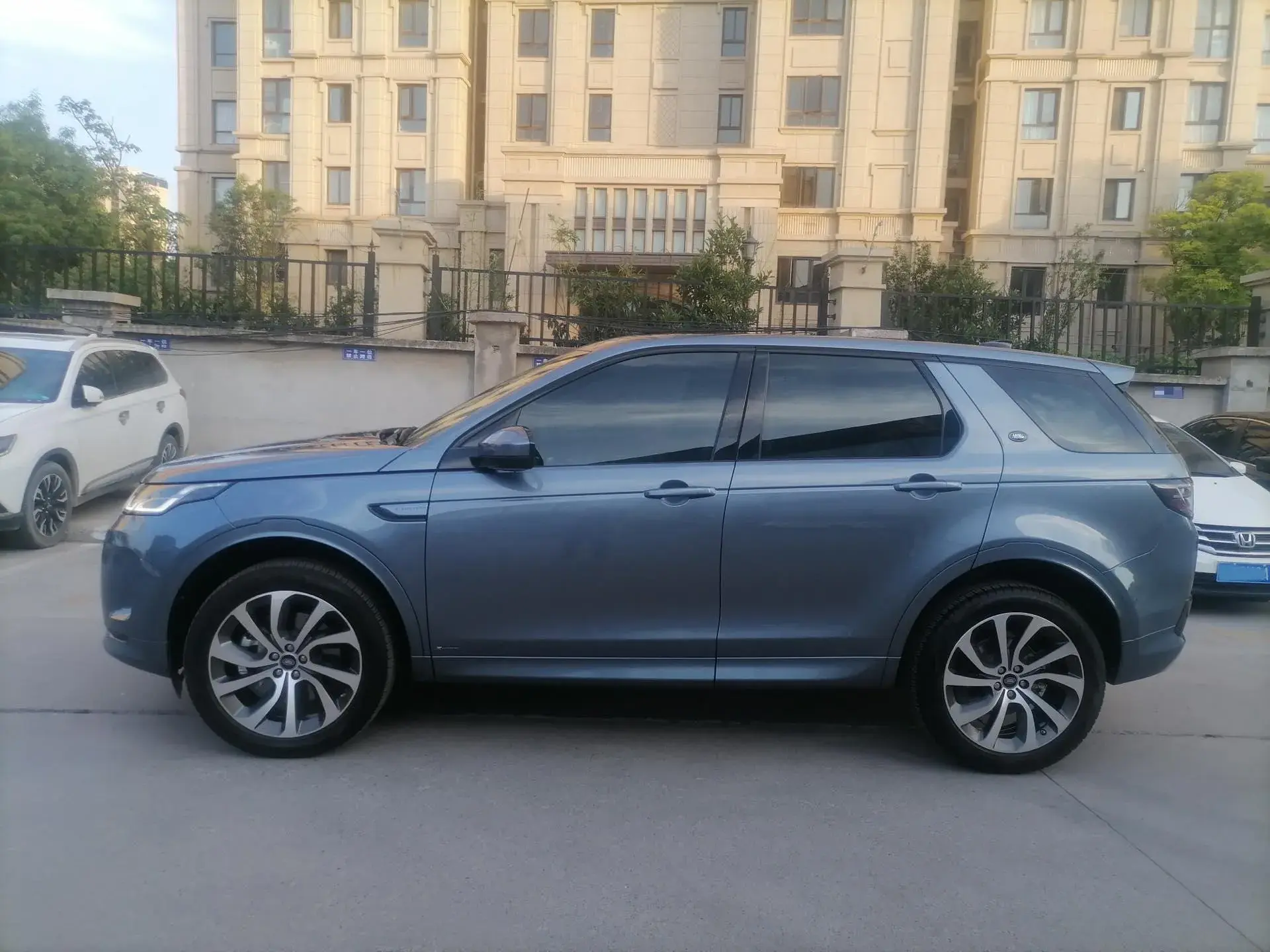 2020 LAND ROVER thumbnail 3