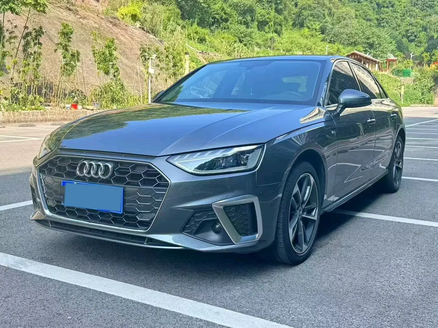 2022 AUDI A4L view 1