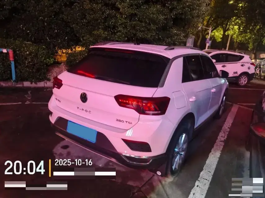 2022 VOLKSWAGEN T-ROC thumbnail 3