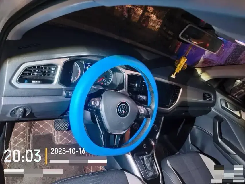 2022 VOLKSWAGEN T-ROC thumbnail 2