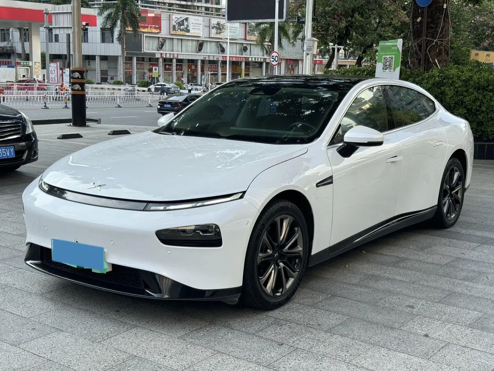 2022 XPENG P7 view 1