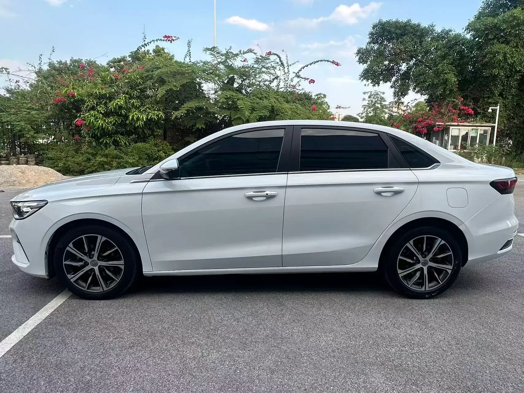 2022 GEELY EMGRAND thumbnail 3