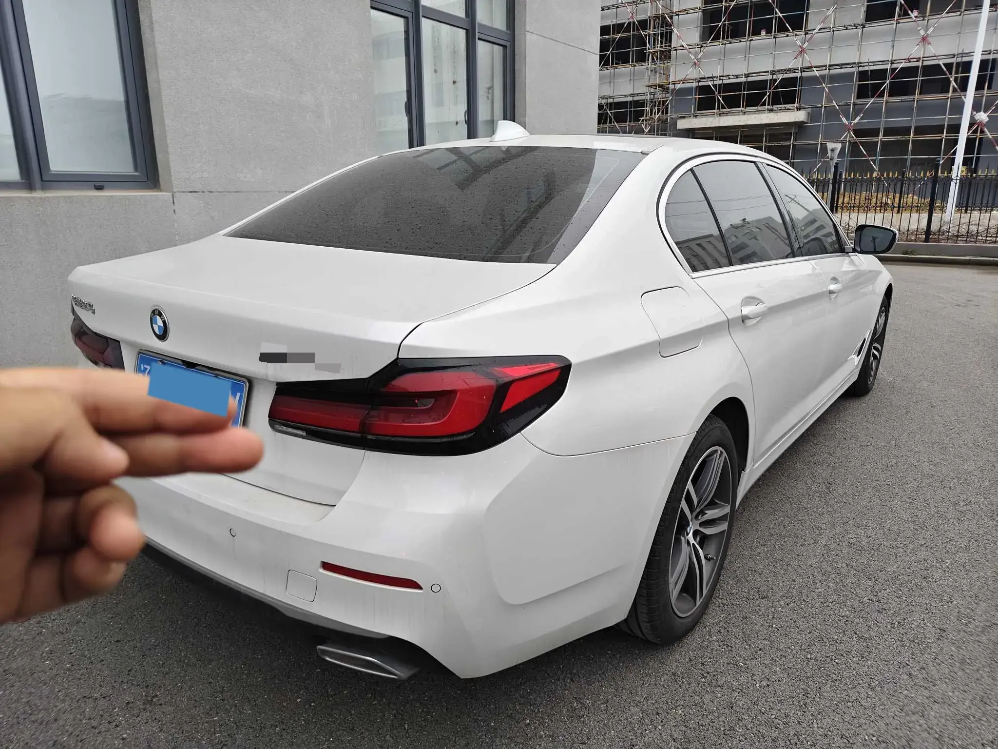 2022 BMW 5 thumbnail 2