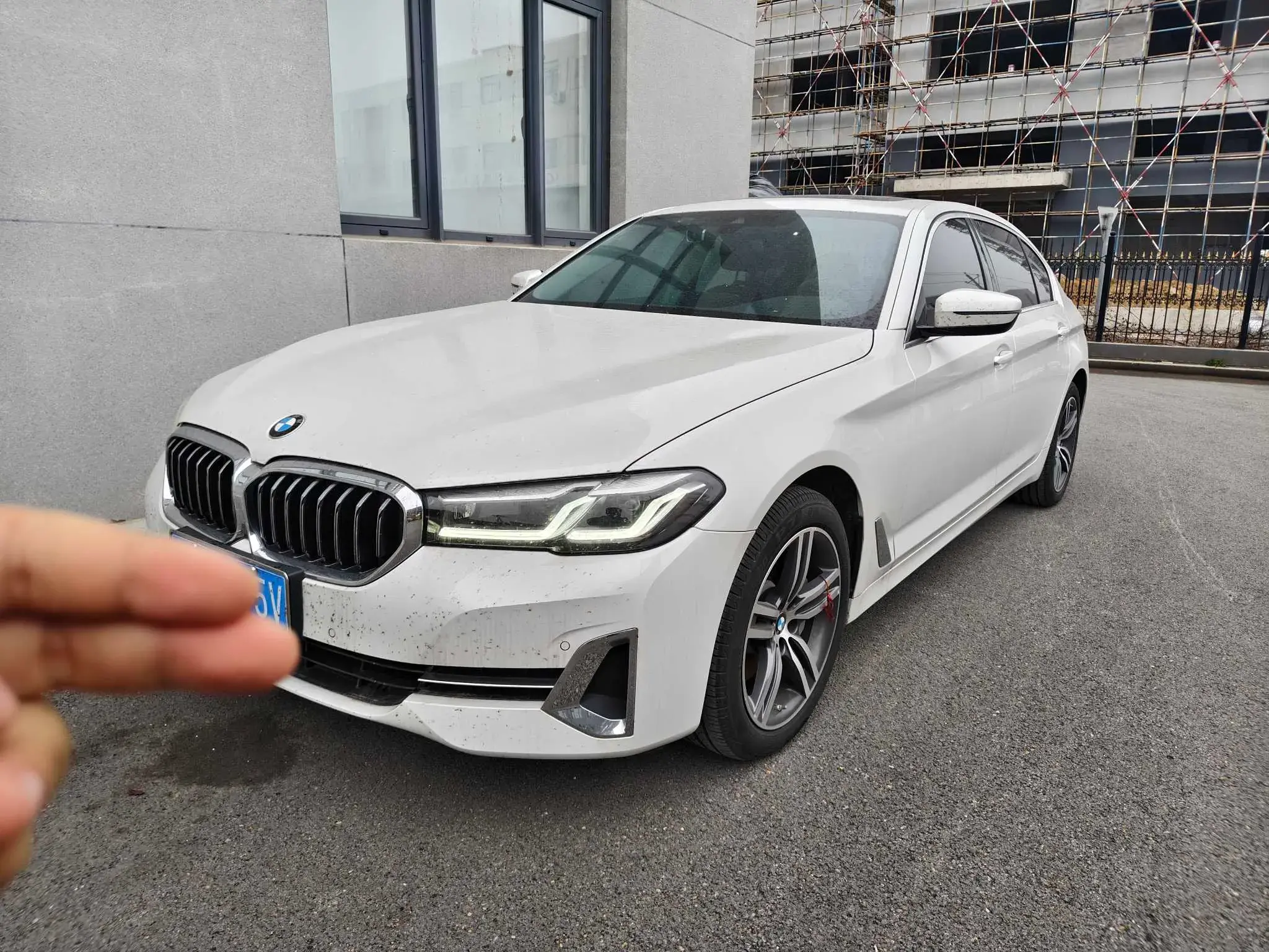 2022 BMW 5 view 1