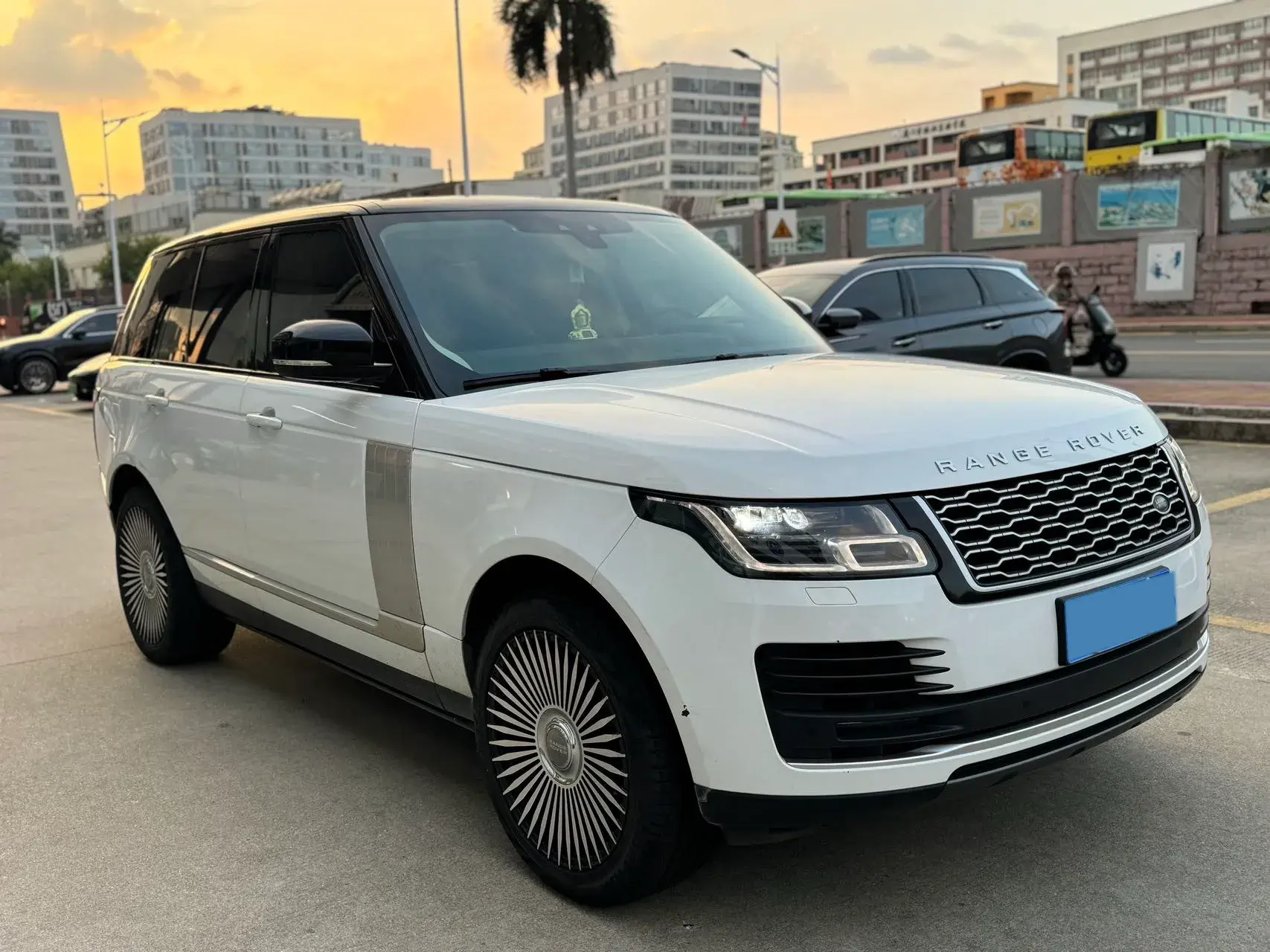 2022 LAND ROVER thumbnail 3
