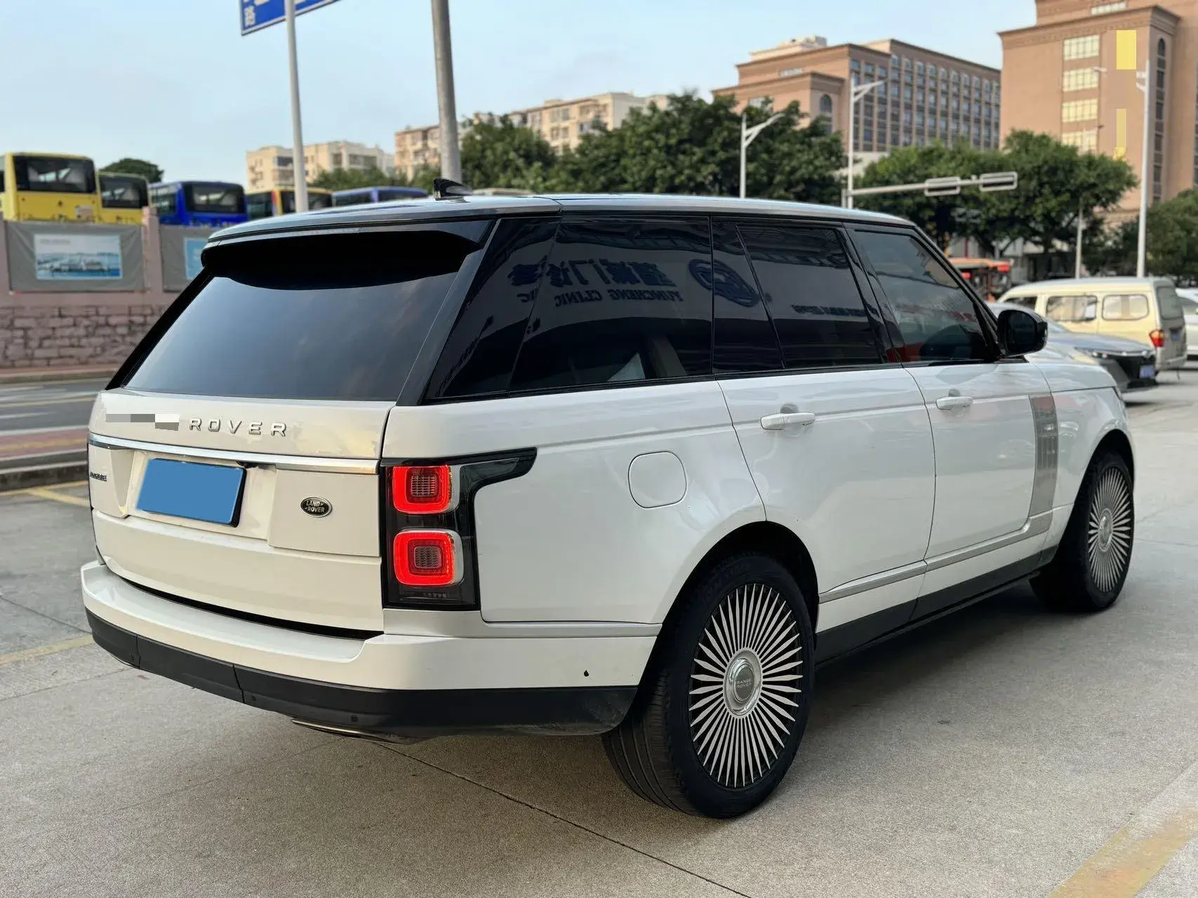 2022 LAND ROVER thumbnail 4