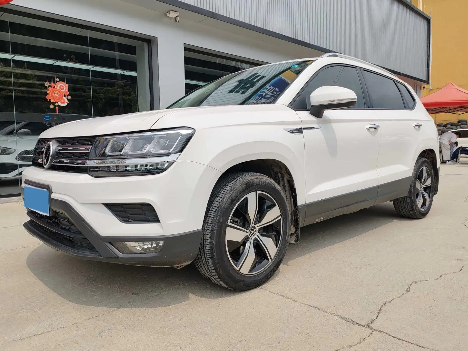 2021 VOLKSWAGEN THARU view 1