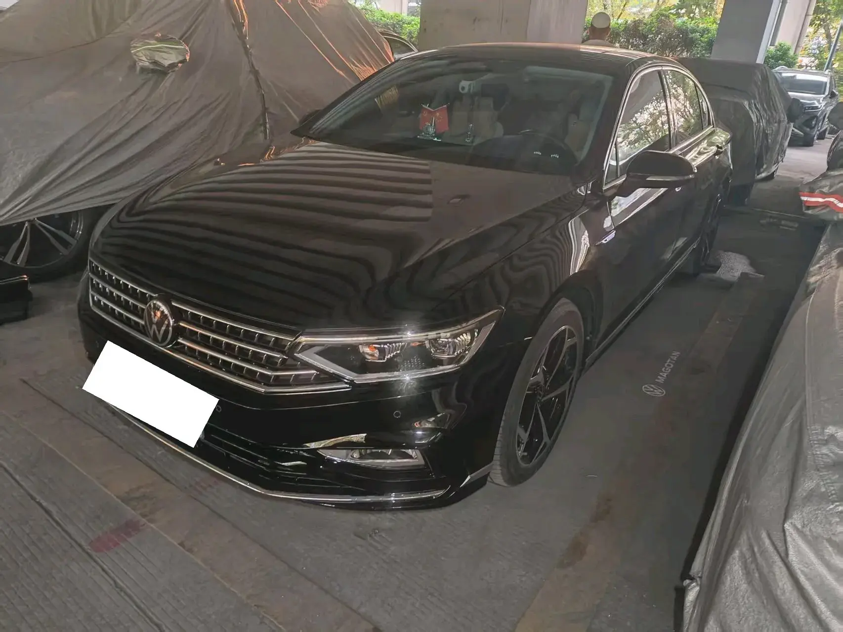 2023 VOLKSWAGEN MAGOTAN view 1