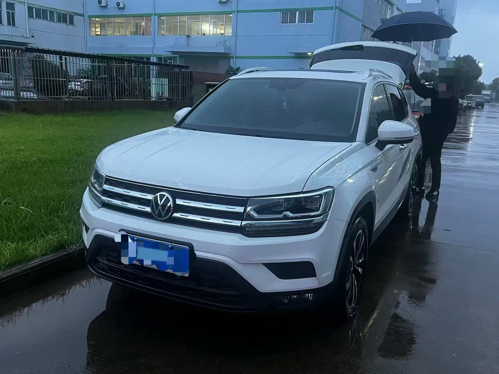 2021 VOLKSWAGEN THARU view 1