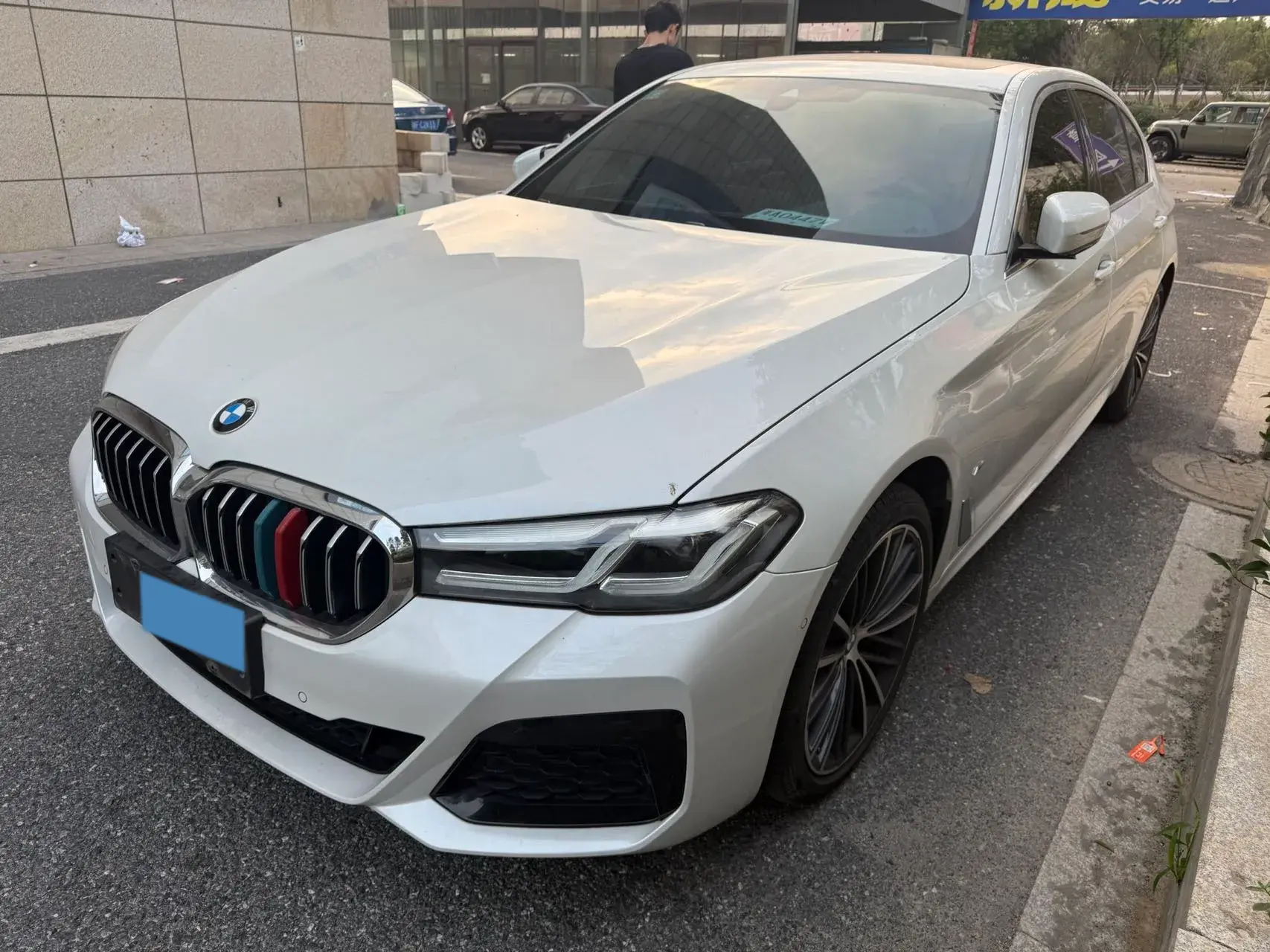 2022 BMW 5 view 1