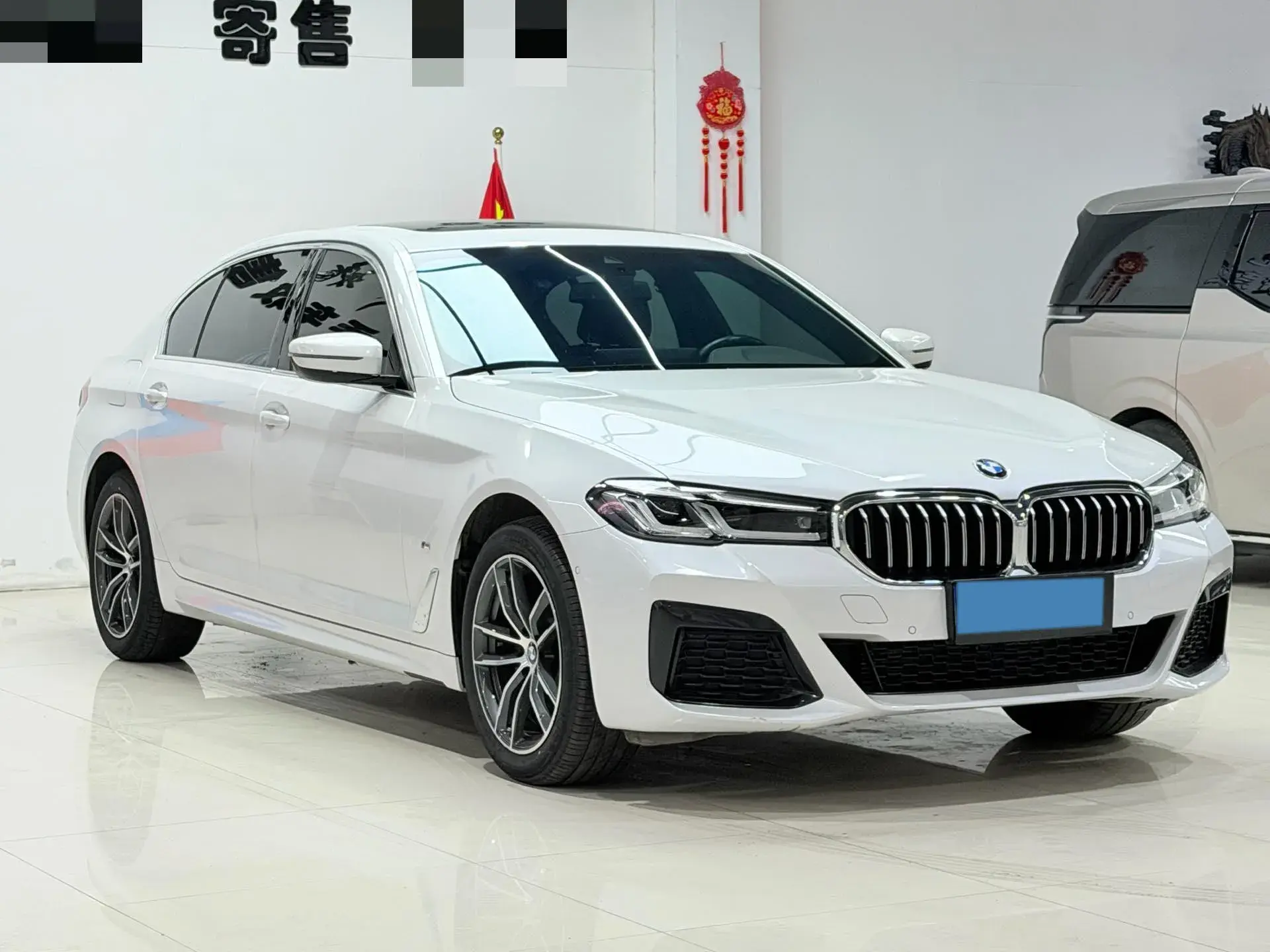 2022 BMW 5 thumbnail 2
