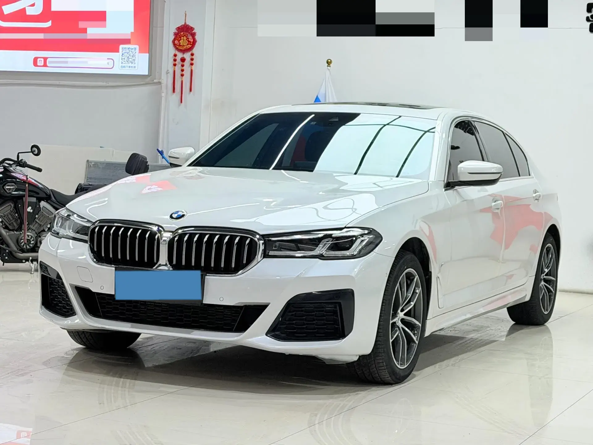 2022 BMW 5 view 1
