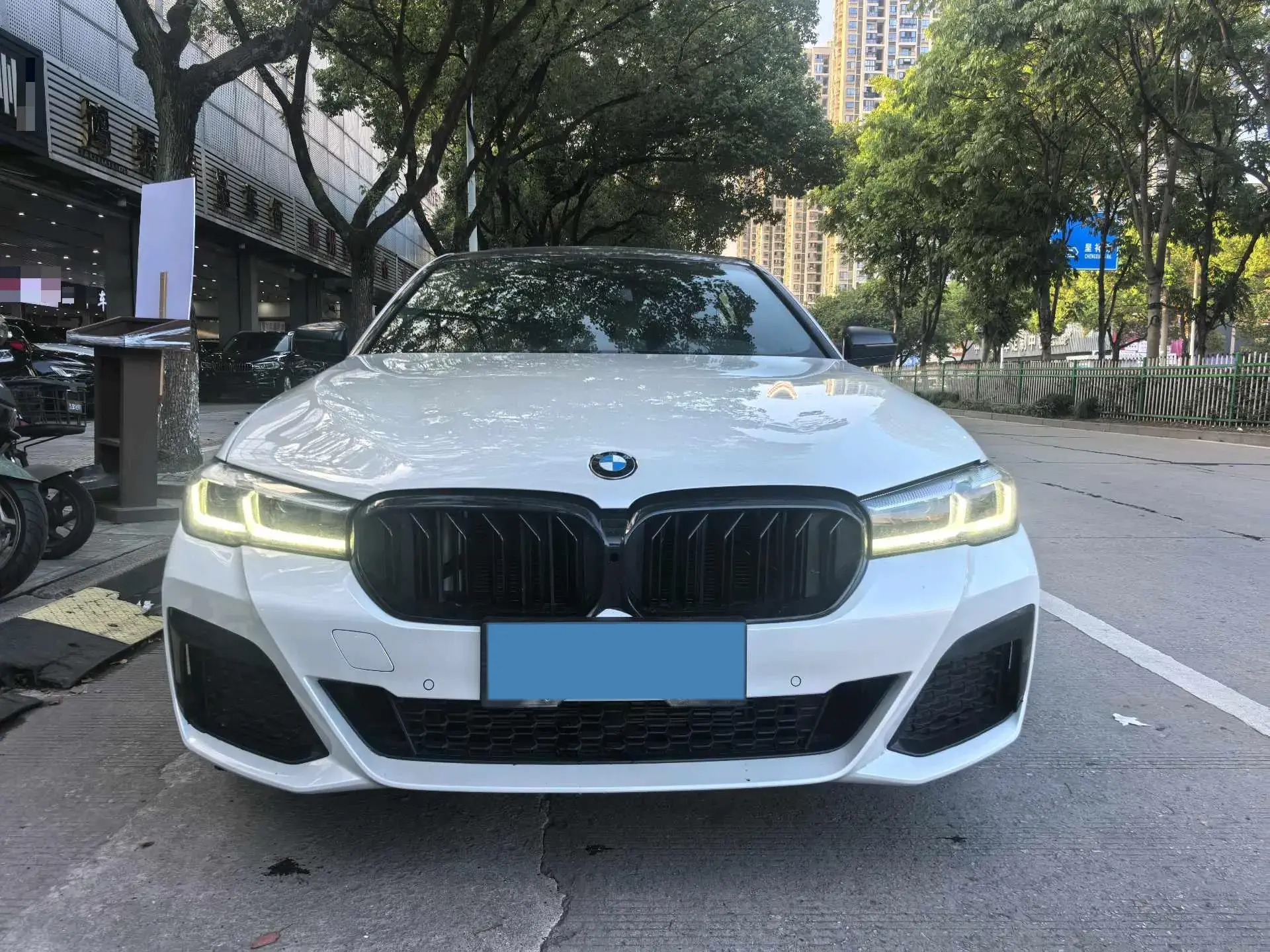 2022 BMW 5 thumbnail 2