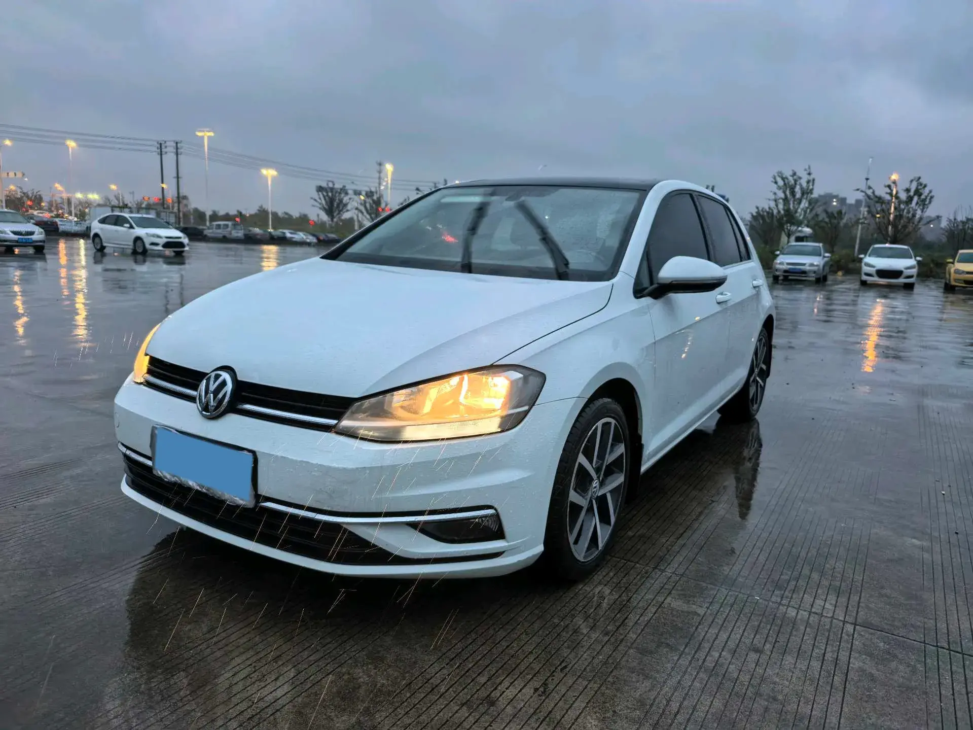 2019 VOLKSWAGEN GOLF view 1