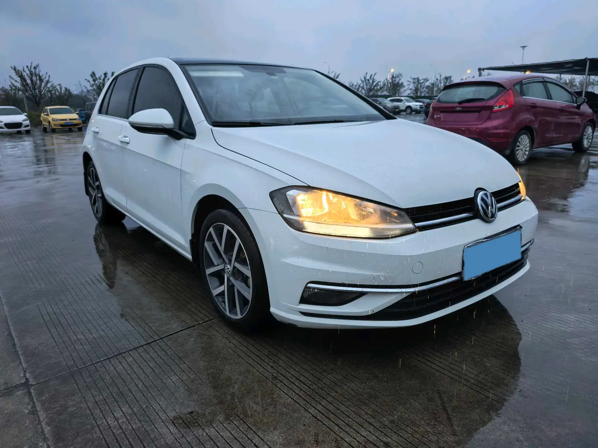 2019 VOLKSWAGEN GOLF thumbnail 3