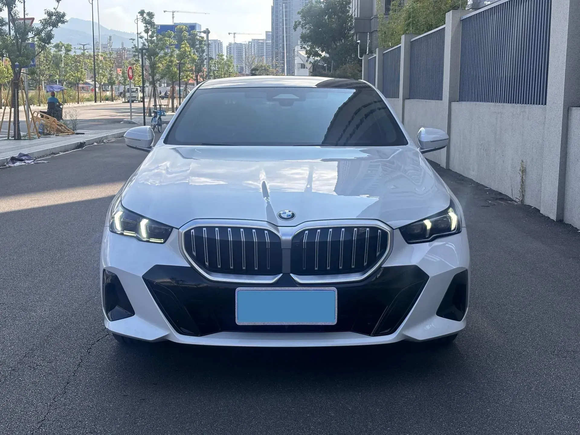 2024 BMW 5 thumbnail 2