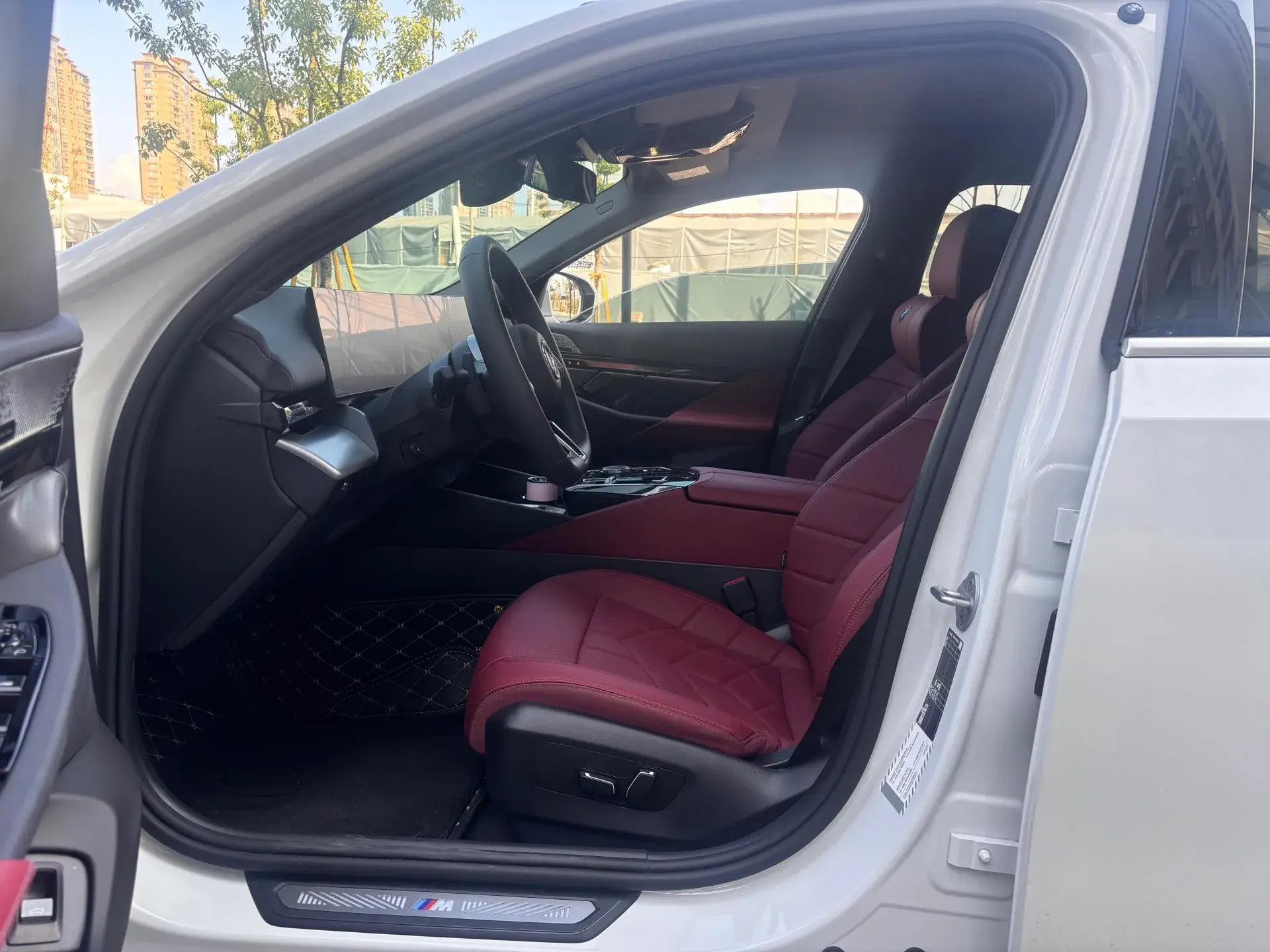 2024 BMW 5 thumbnail 4