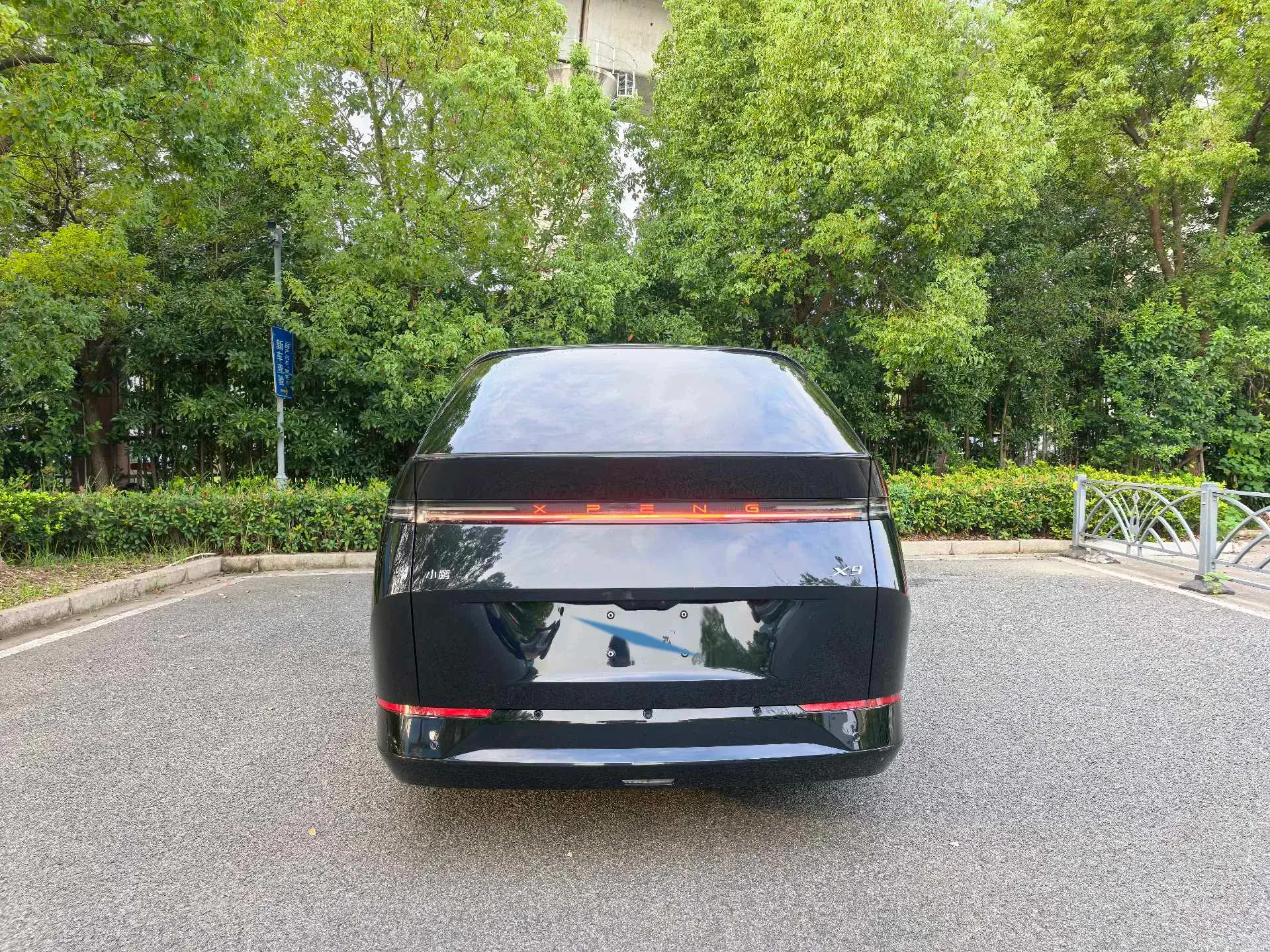 2024 XPENG X9 thumbnail 4