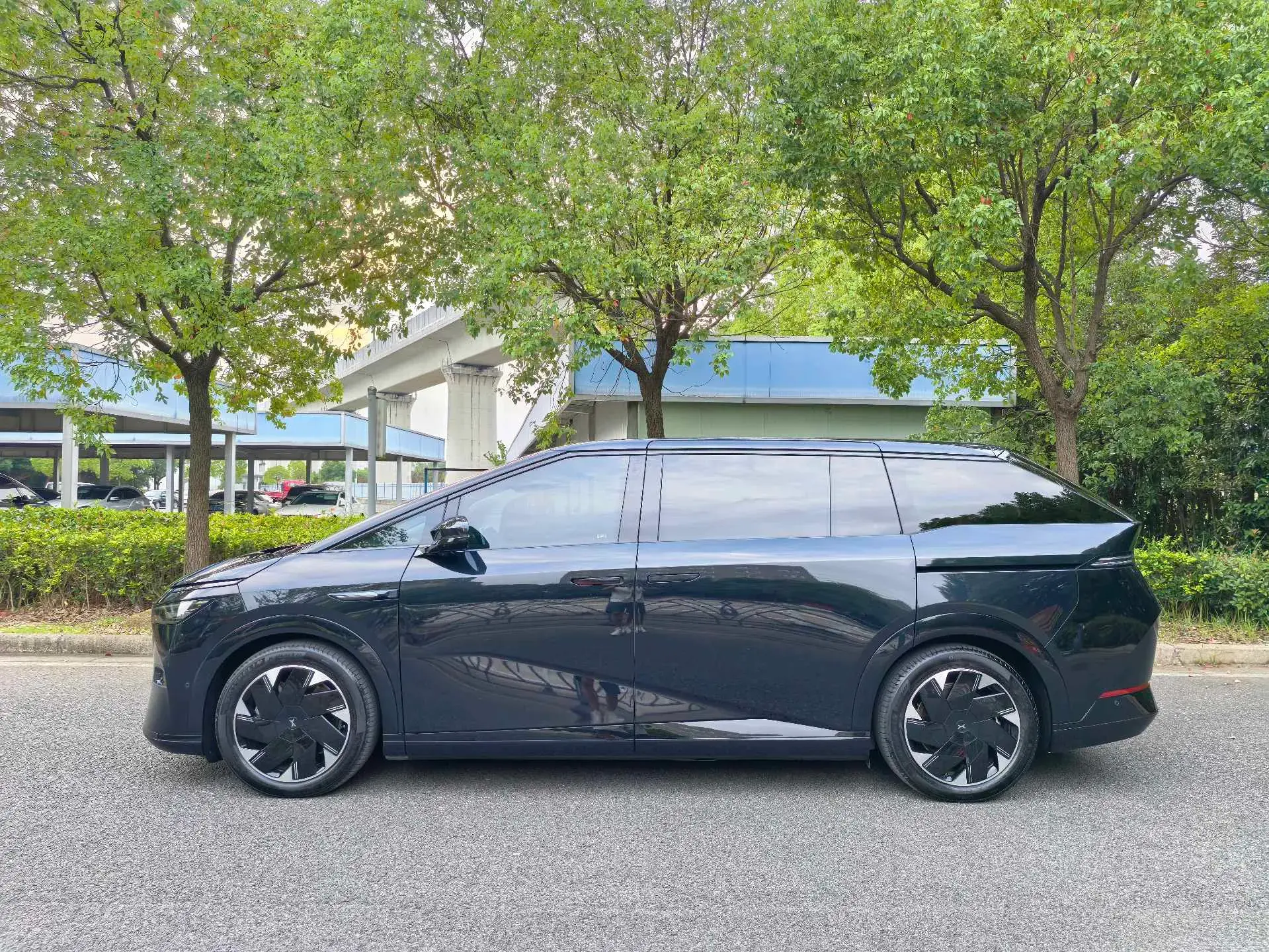 2024 XPENG X9 thumbnail 2