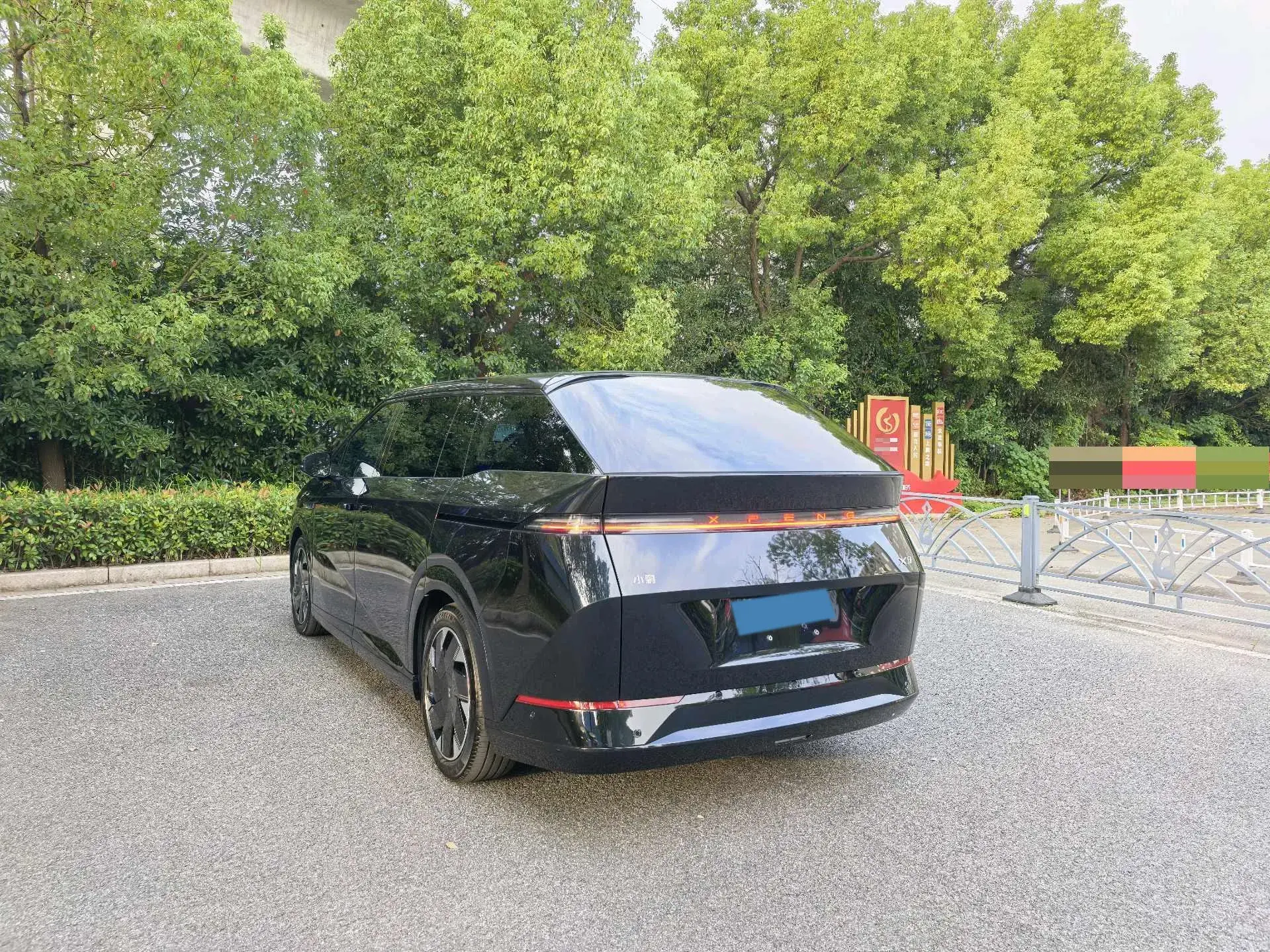 2024 XPENG X9 thumbnail 3