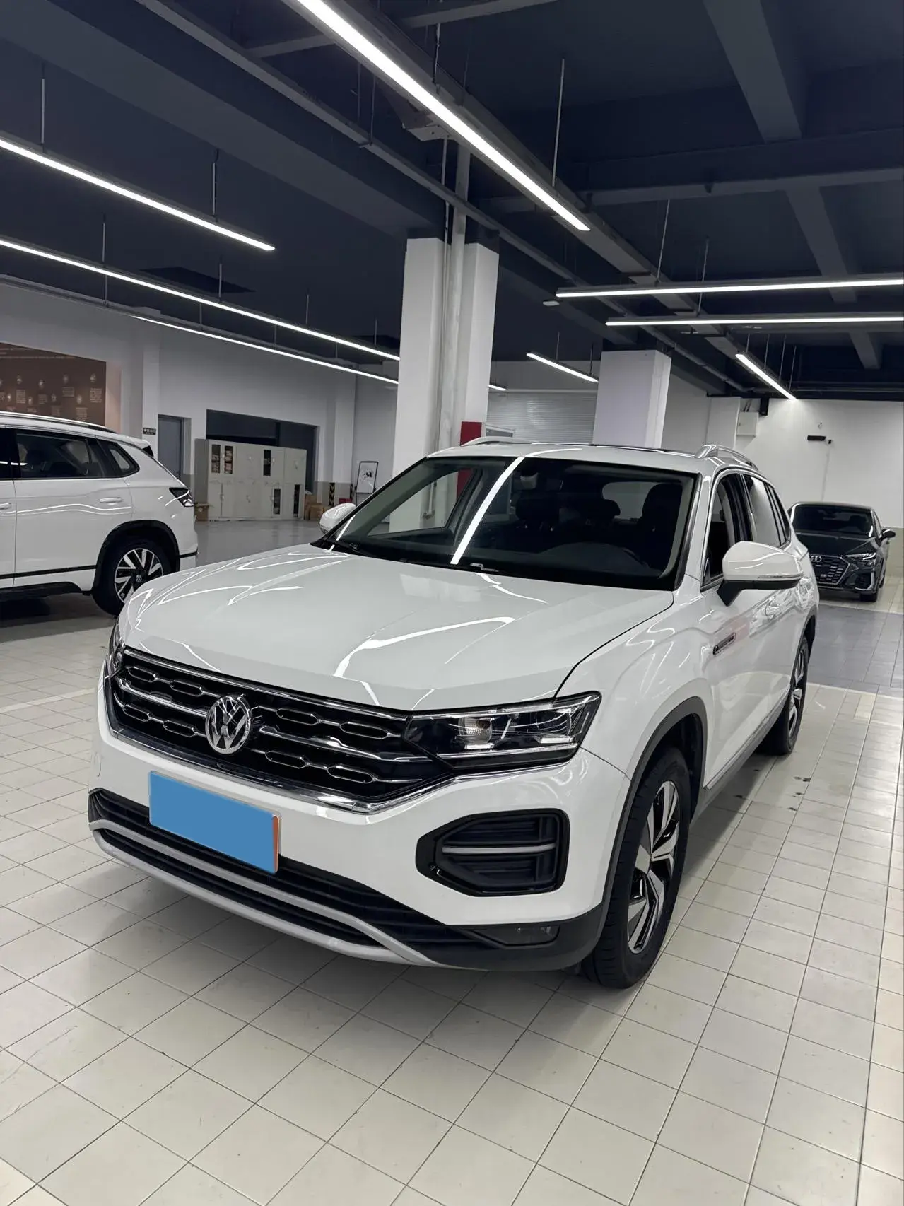 2020 VOLKSWAGEN TAYRON view 1