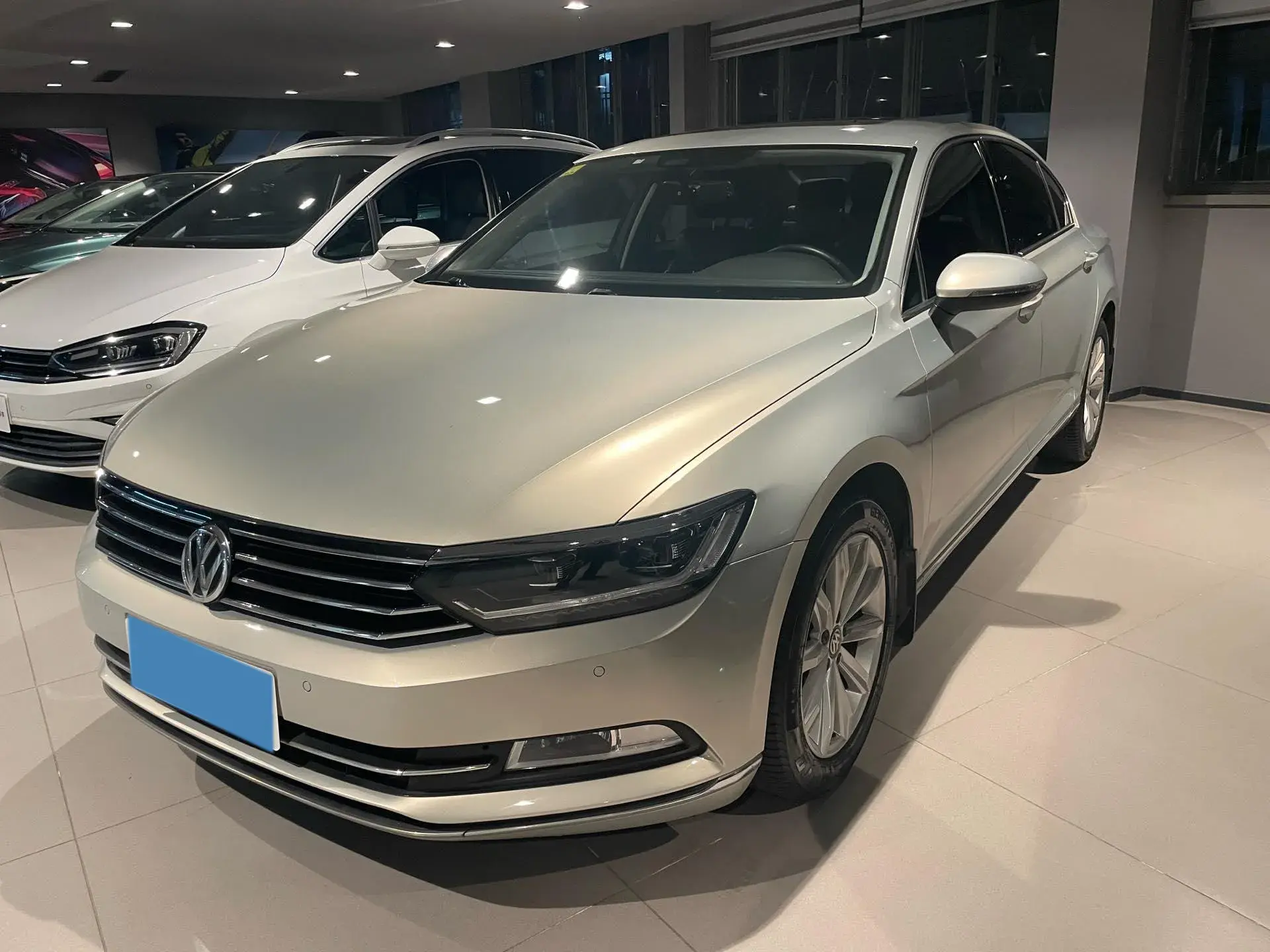 2018 VOLKSWAGEN MAGOTAN view 1
