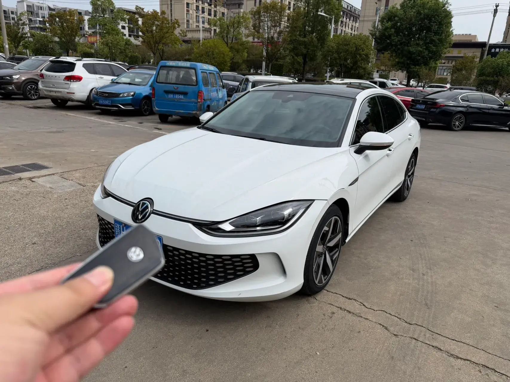 2024 VOLKSWAGEN LAMANDO view 1