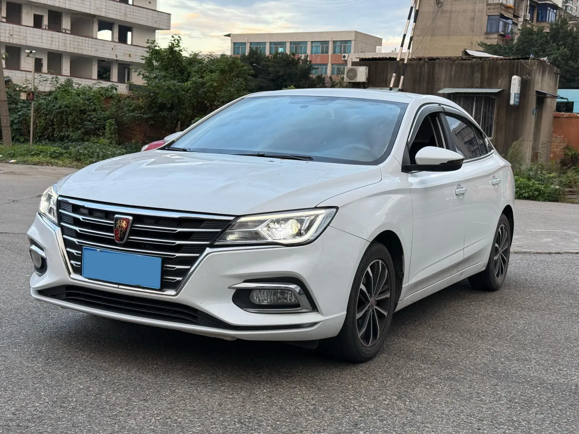 2020 ROEWE I5 view 1