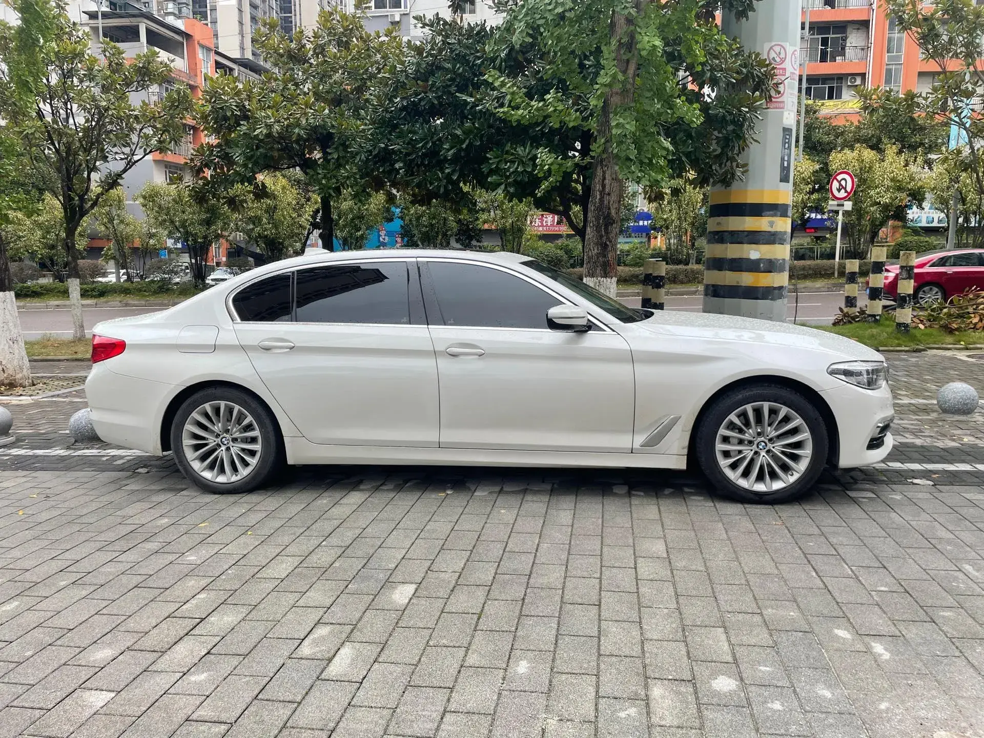 2020 BMW 5 thumbnail 4