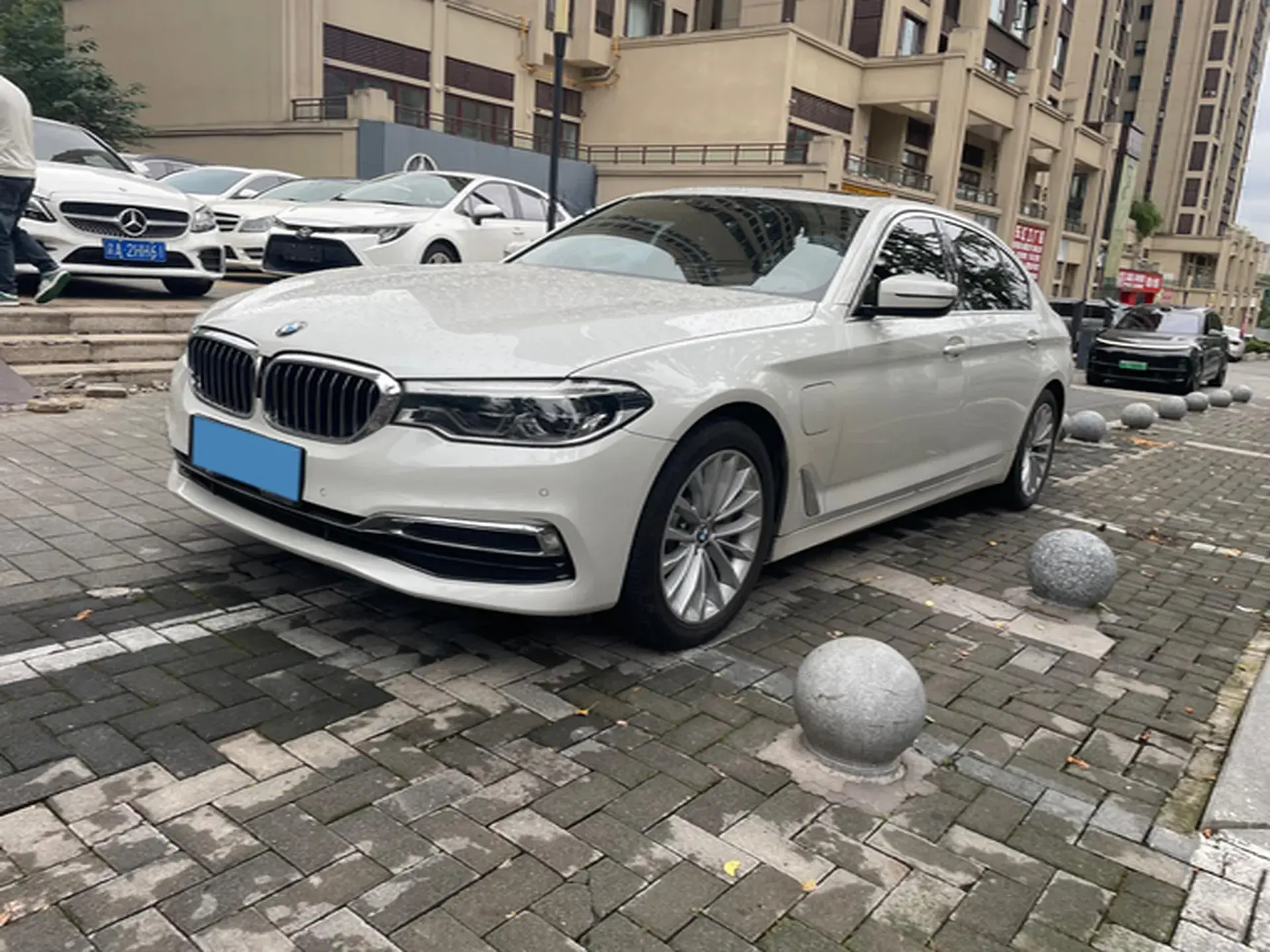 2020 BMW 5 view 1