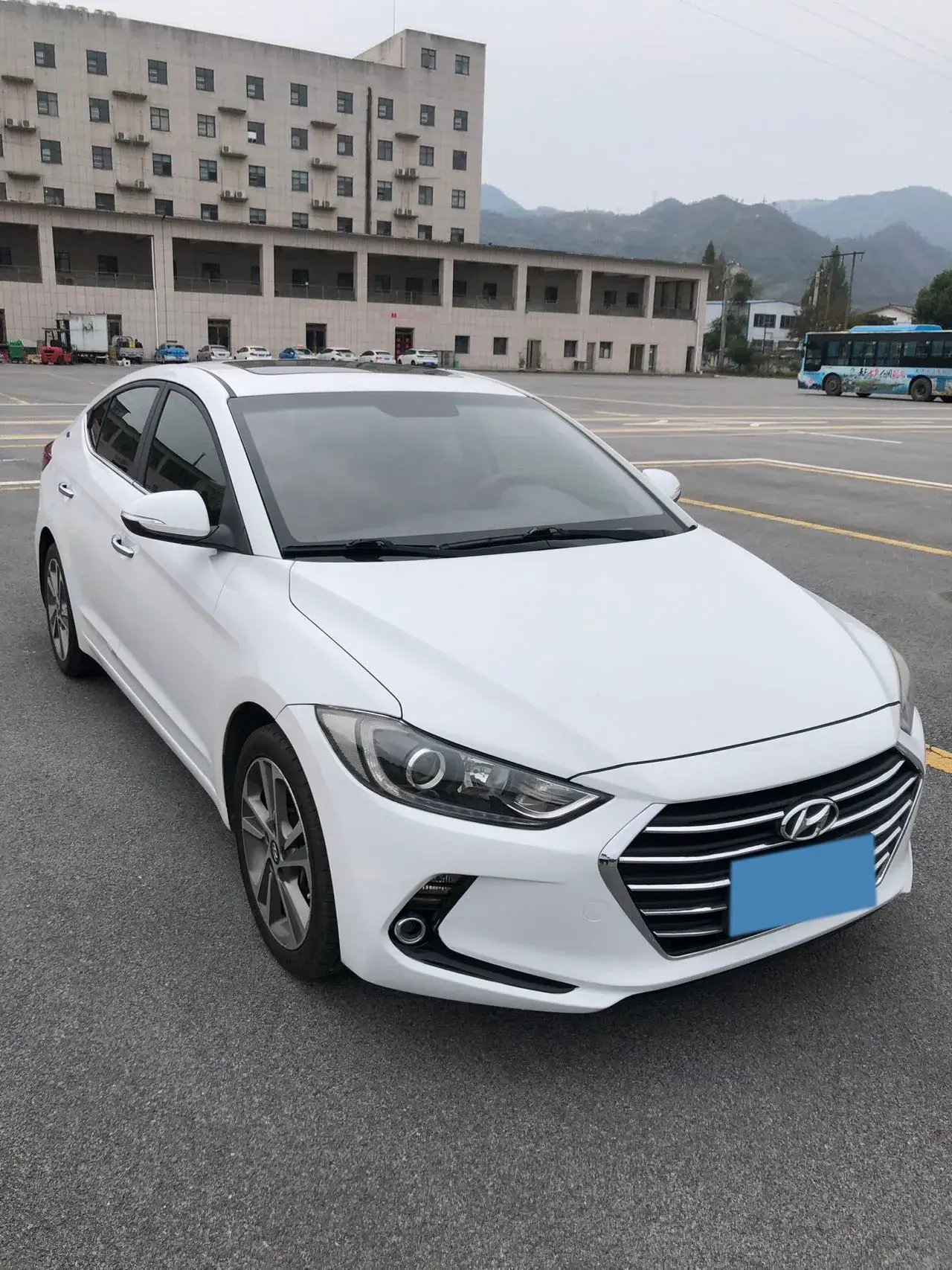 2016 HYUNDAI ELANTRA thumbnail 3