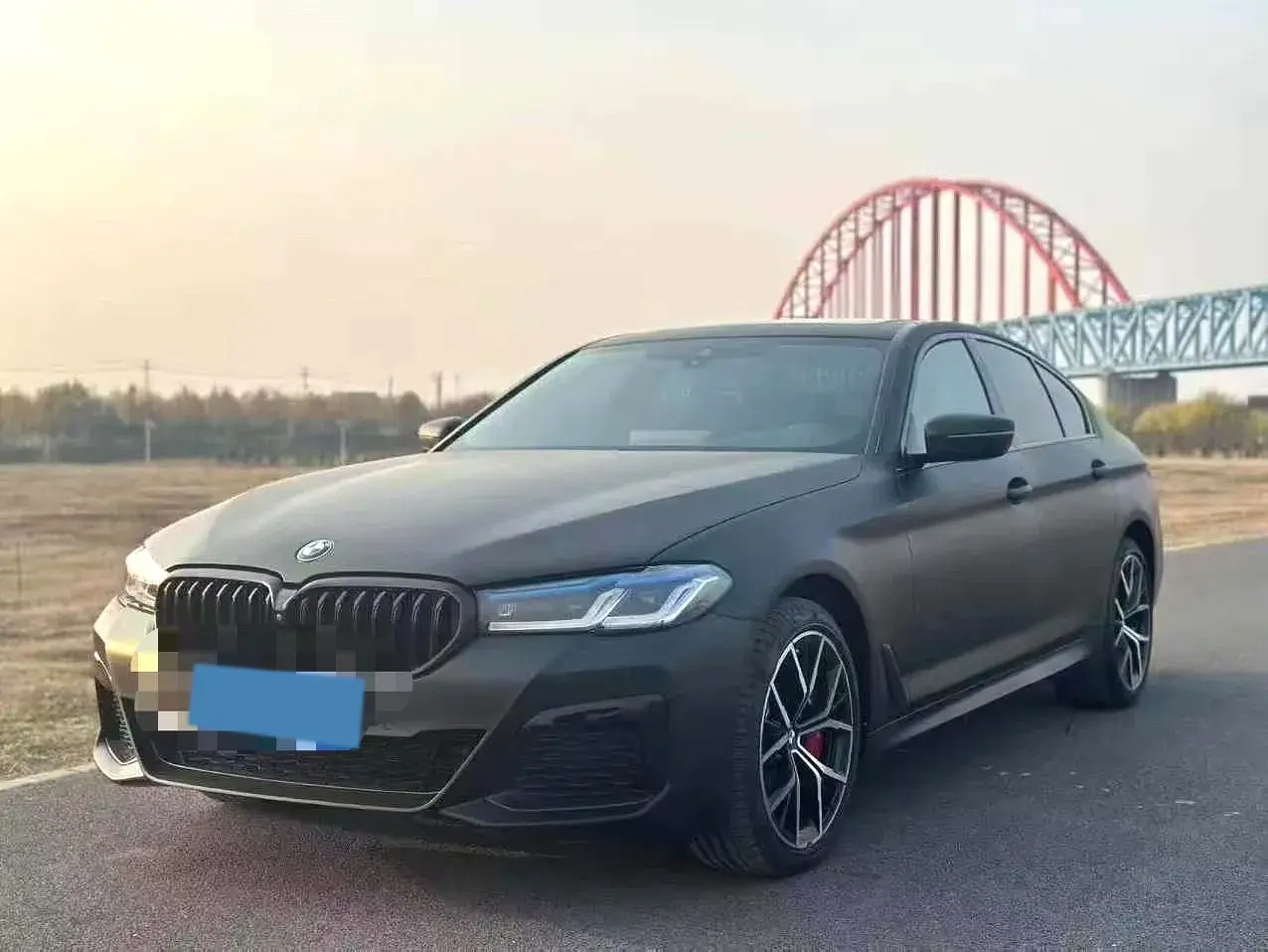 2022 BMW 5 view 1