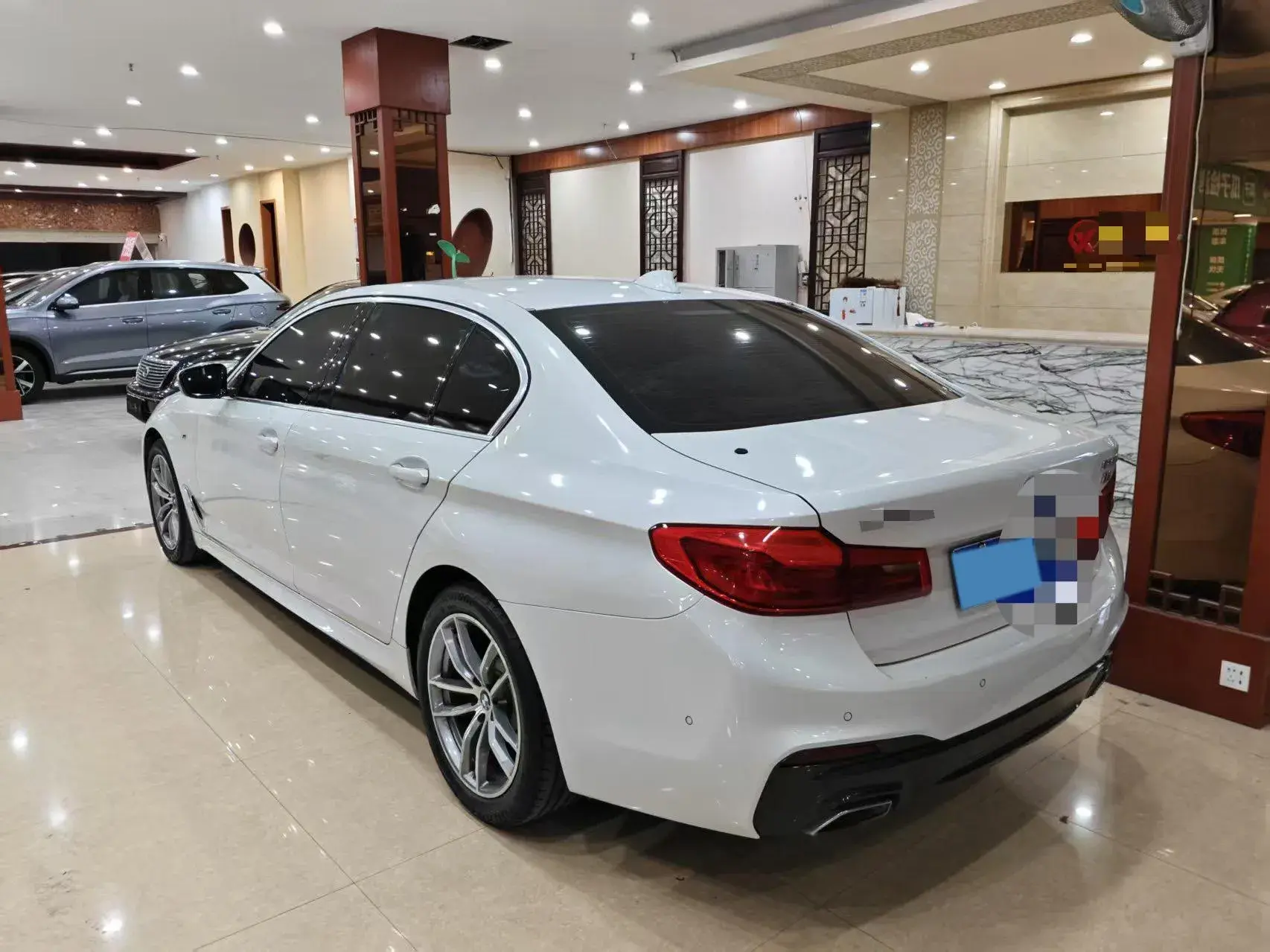 2020 BMW 5 thumbnail 4