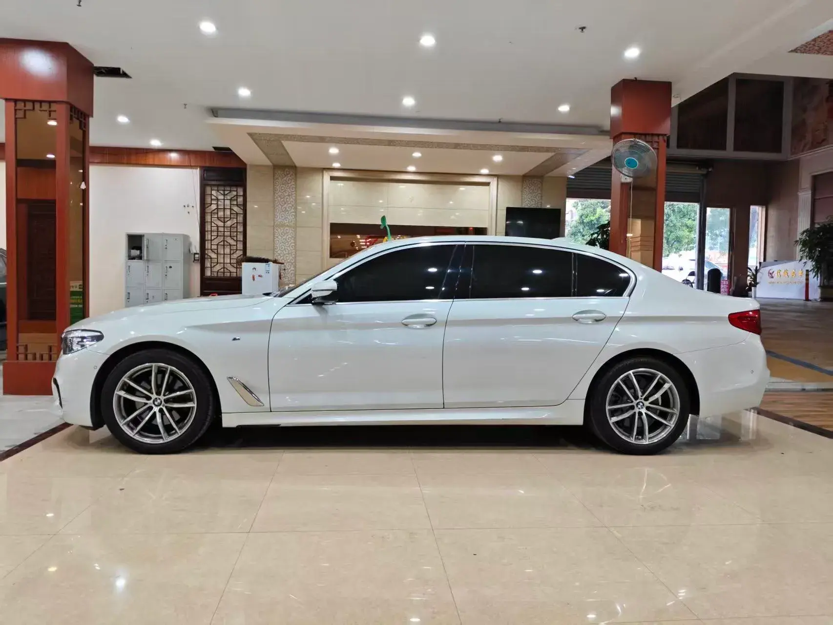 2020 BMW 5 thumbnail 3