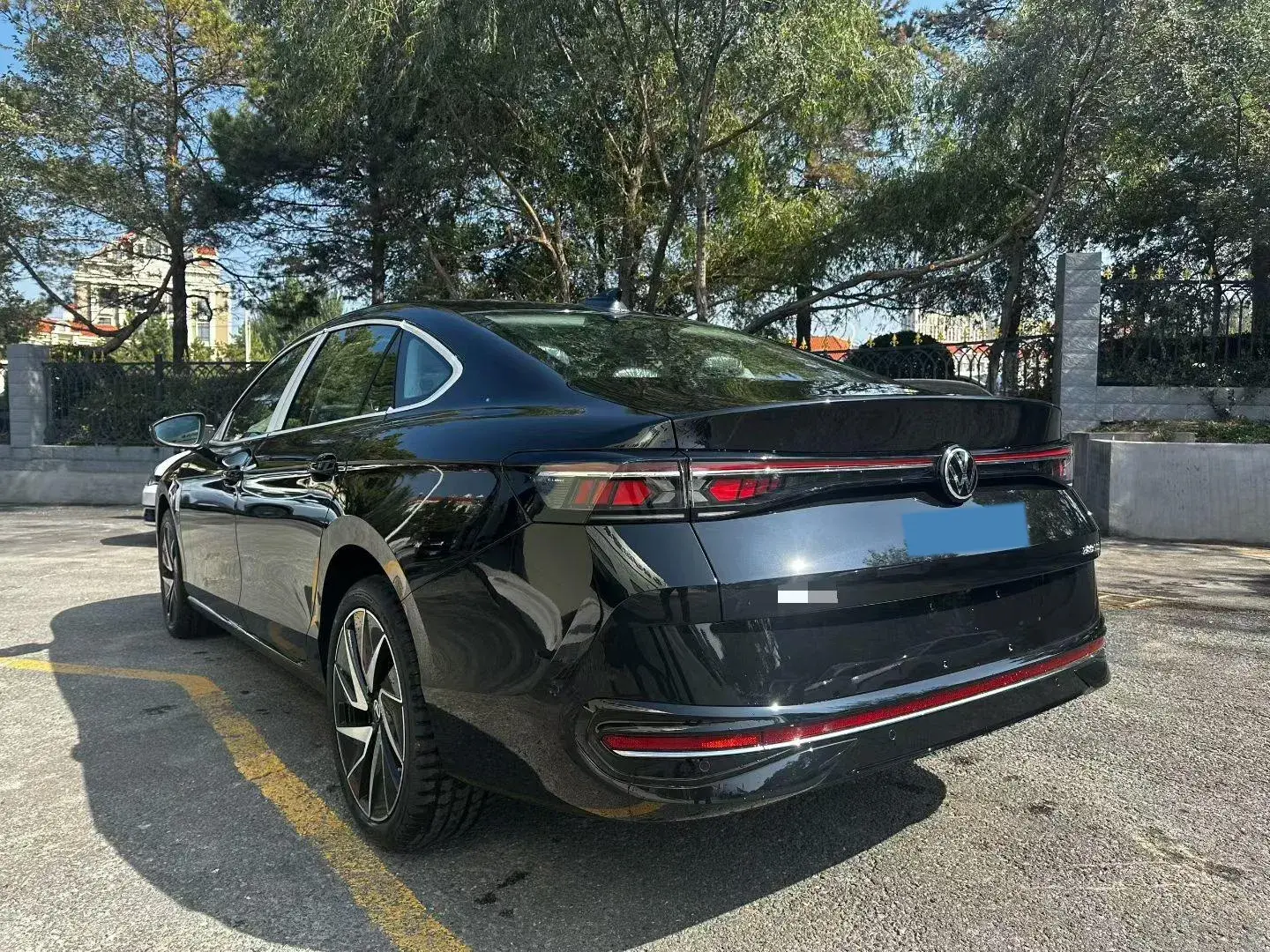 2024 VOLKSWAGEN MAGOTAN thumbnail 3