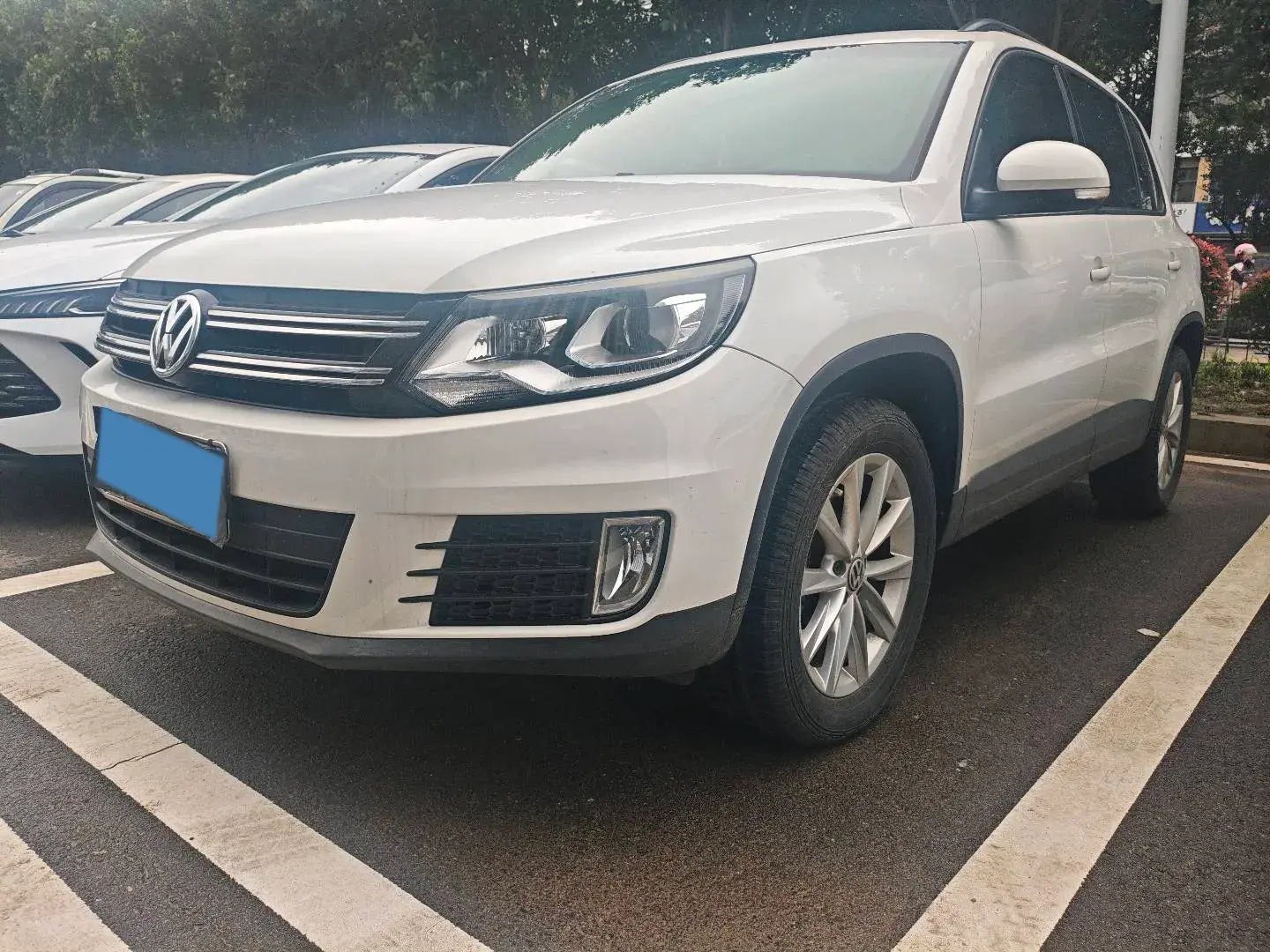 2016 VOLKSWAGEN TIGUAN view 1