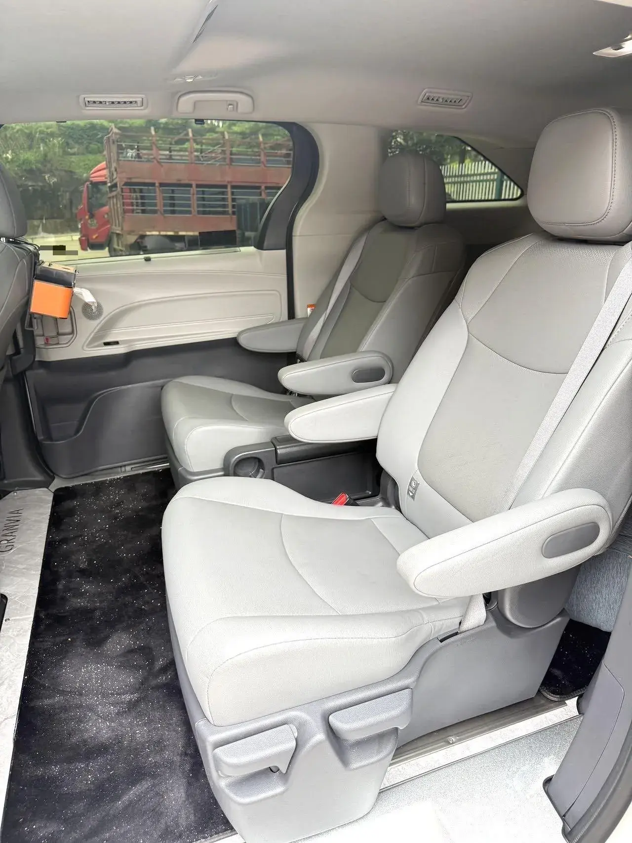 2023 TOYOTA GRANVIA thumbnail 4