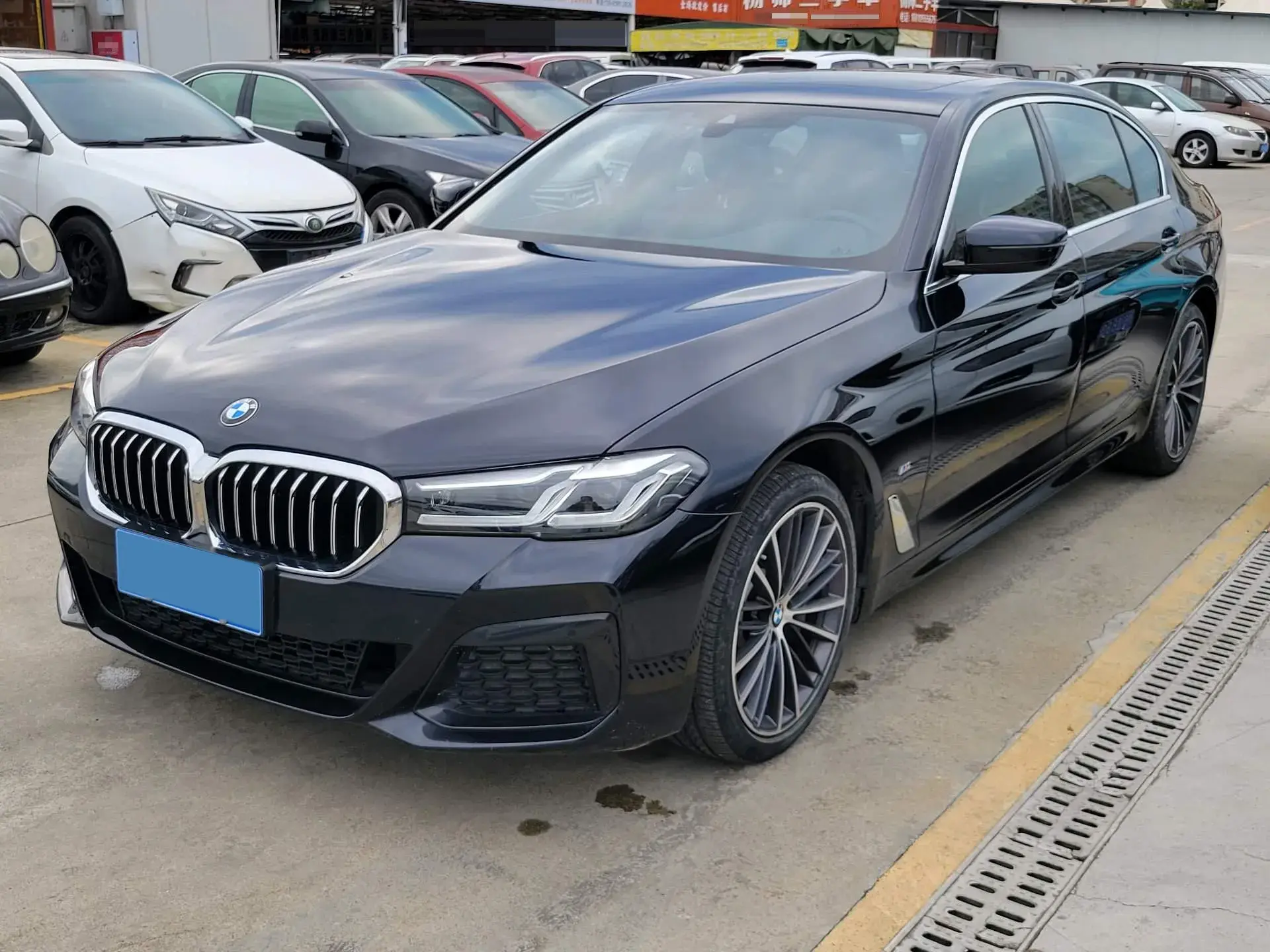 2022 BMW 5 view 1