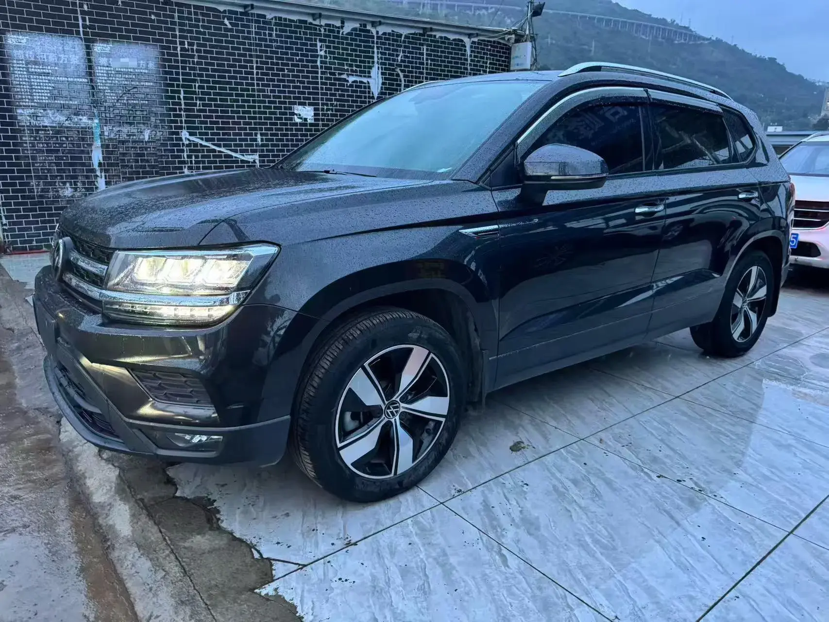 2022 VOLKSWAGEN THARU view 1